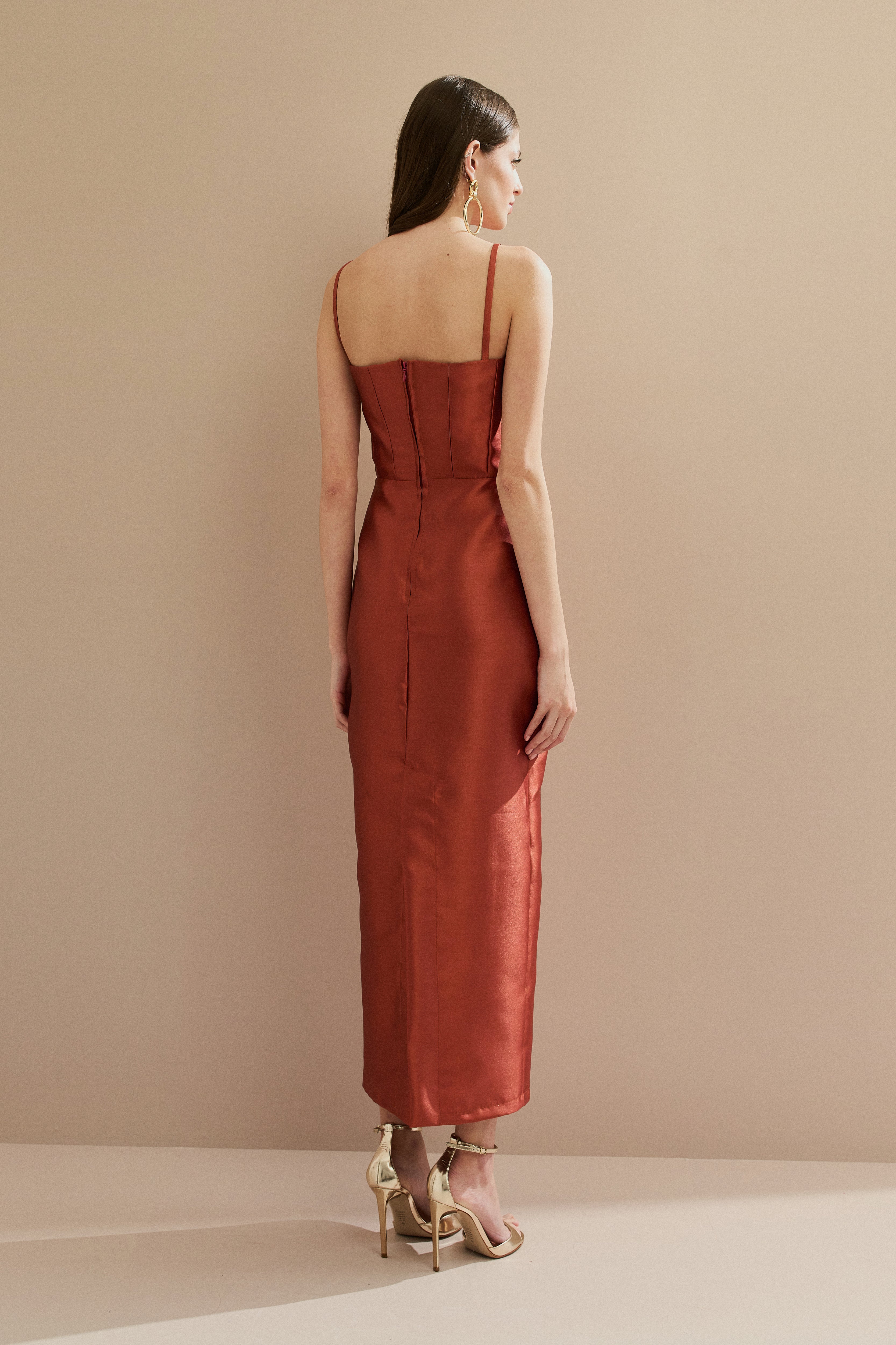 Vestido Midi em Zibeline com Busto Demarcado e Estruturado, Alças Finas e Fenda Traseira - Carmel Terracota