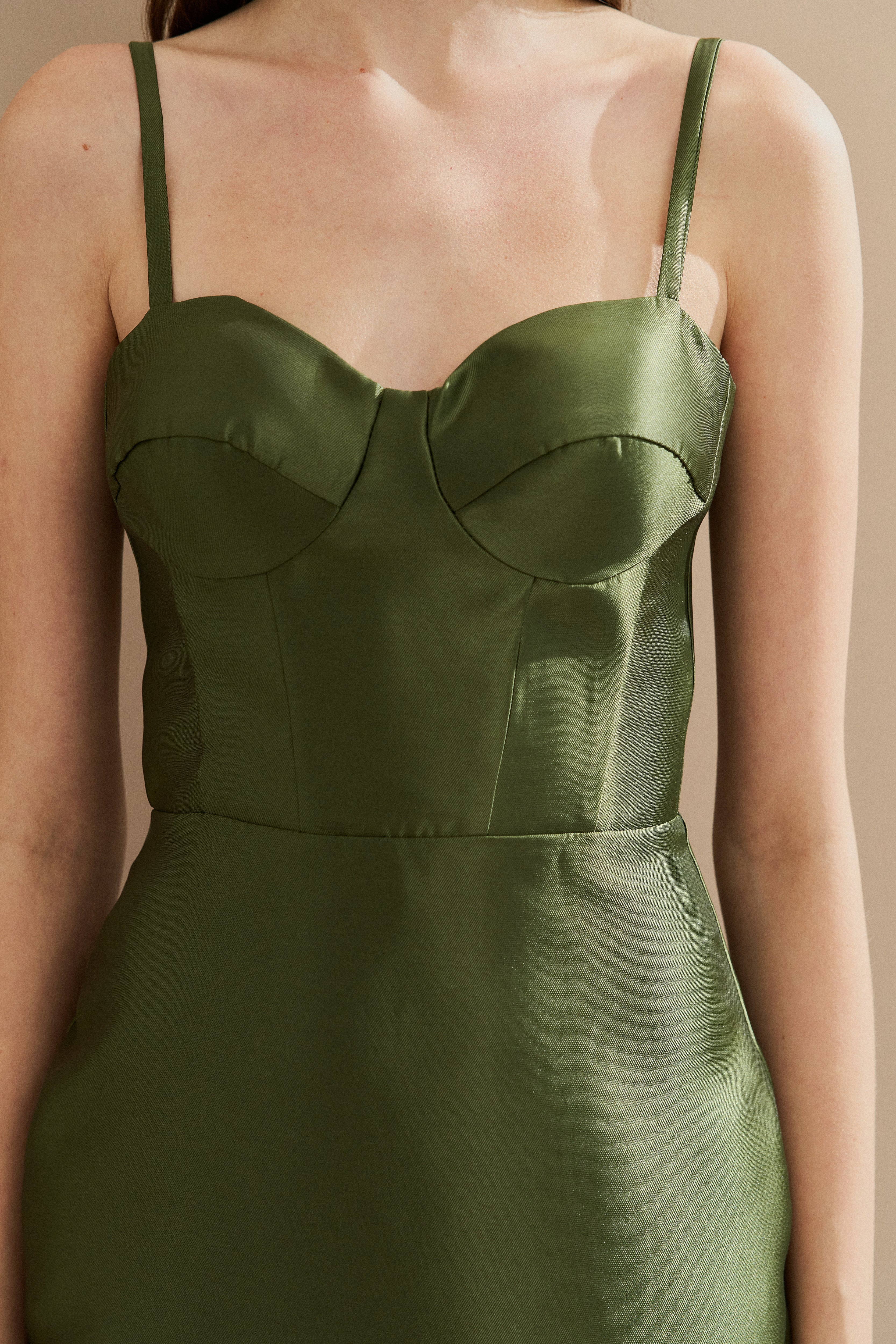 Vestido_Midi_em_Zibeline_com_Busto_Demarcado_e_Estruturado_Alcas_Finas_e_Fenda_Traseira_Carmel_Verde_Oliva4.jpg