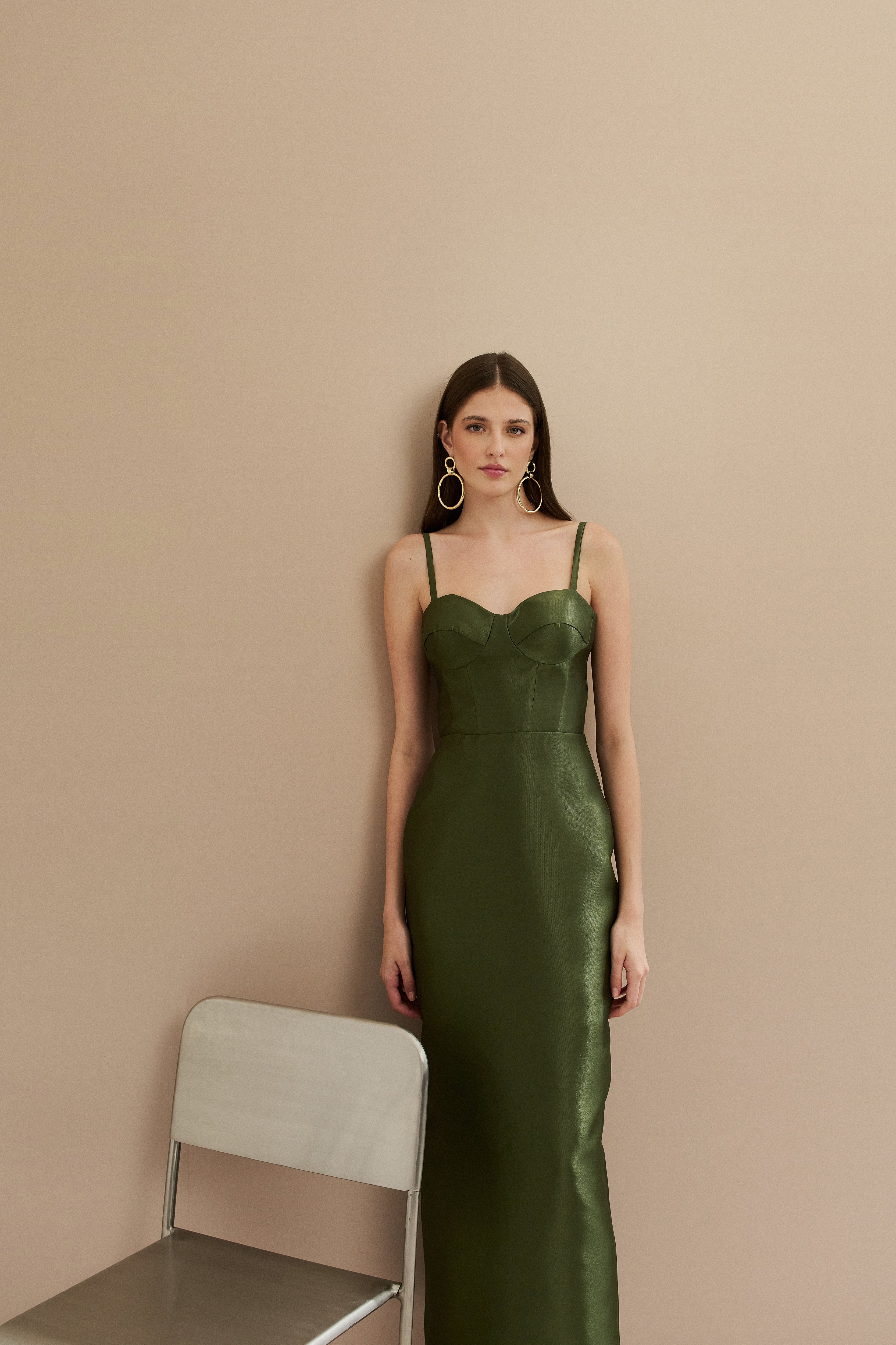 Vestido Midi em Zibeline com Busto Demarcado e Estruturado, Alças Finas e Fenda Traseira - Carmel Verde Oliva