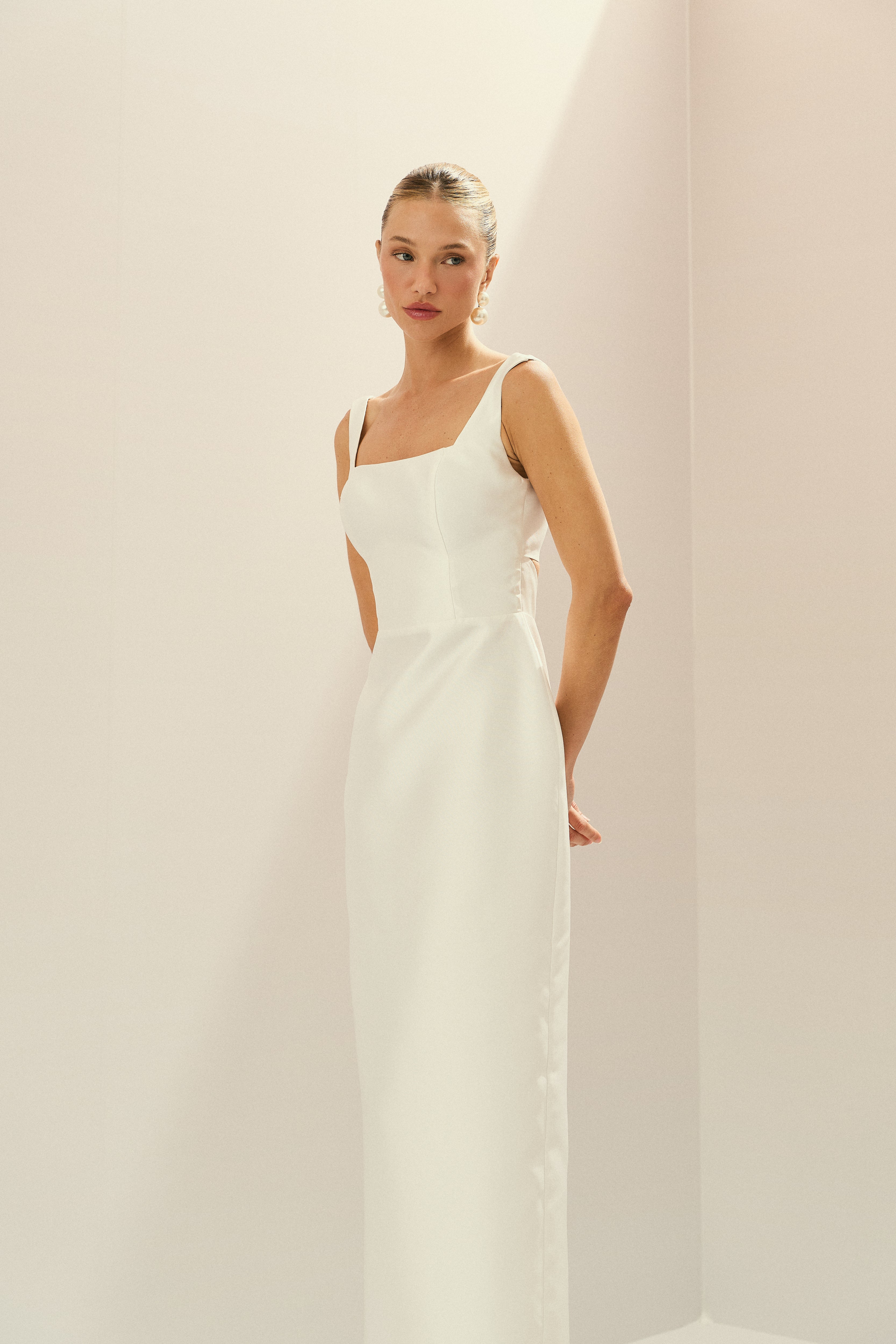 Vestido Midi em Zibeline com Decote Quadrado, Alças Largas, Saia Lápis, Recorte nas Costas e Fenda Traseira - Lira Off White