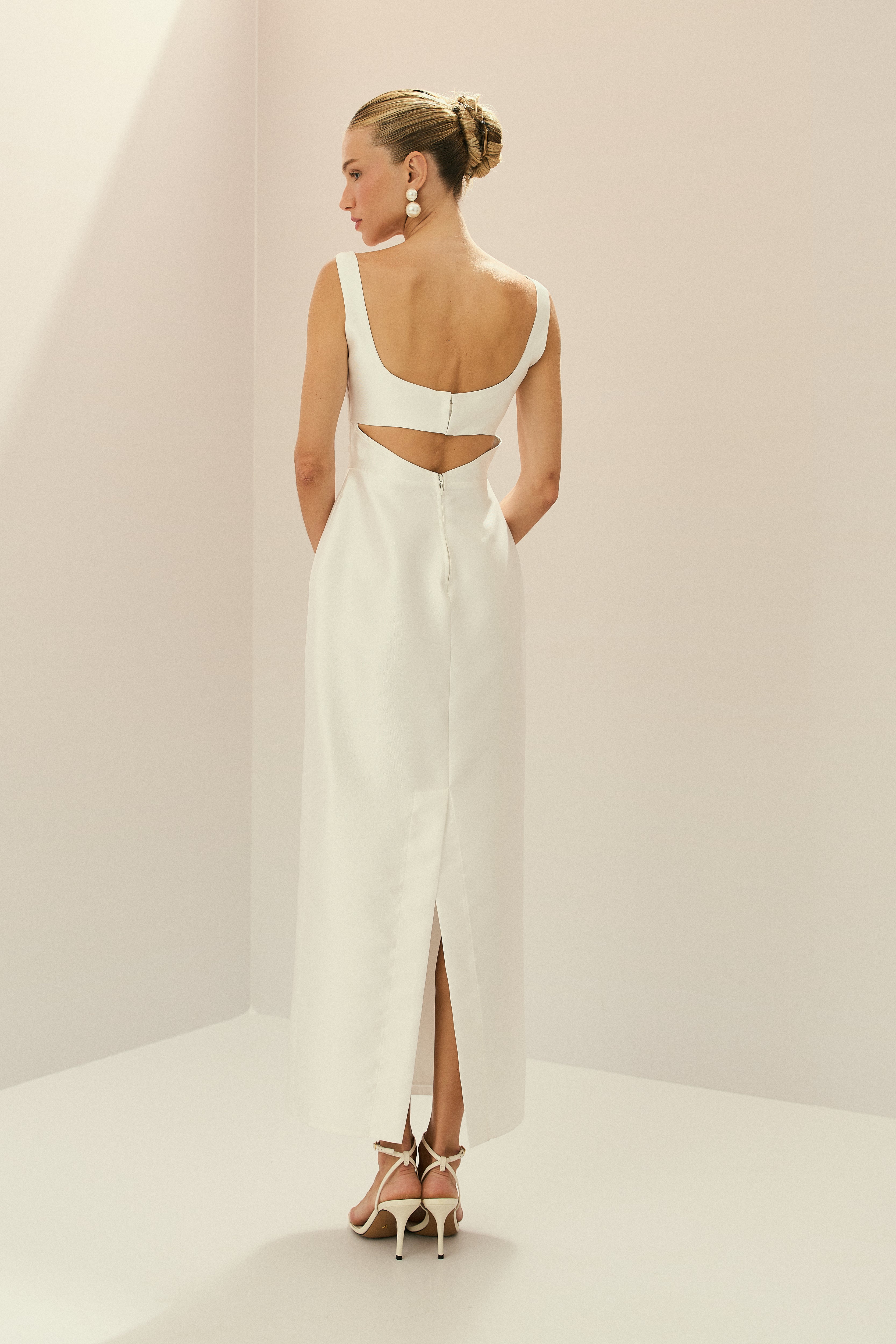 Vestido Midi em Zibeline com Decote Quadrado, Alças Largas, Saia Lápis, Recorte nas Costas e Fenda Traseira - Lira Off White
