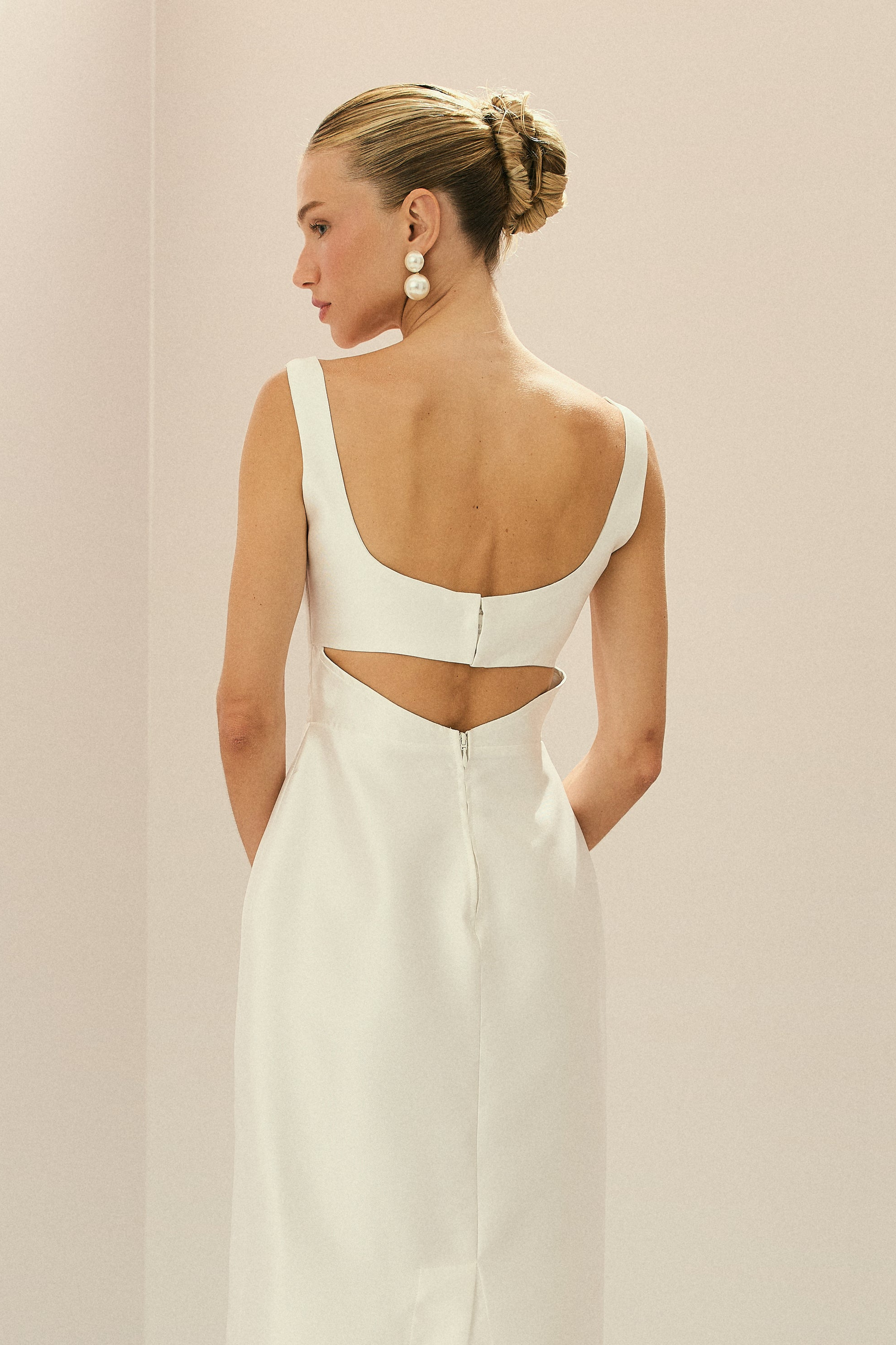Vestido Midi em Zibeline com Decote Quadrado, Alças Largas, Saia Lápis, Recorte nas Costas e Fenda Traseira - Lira Off White