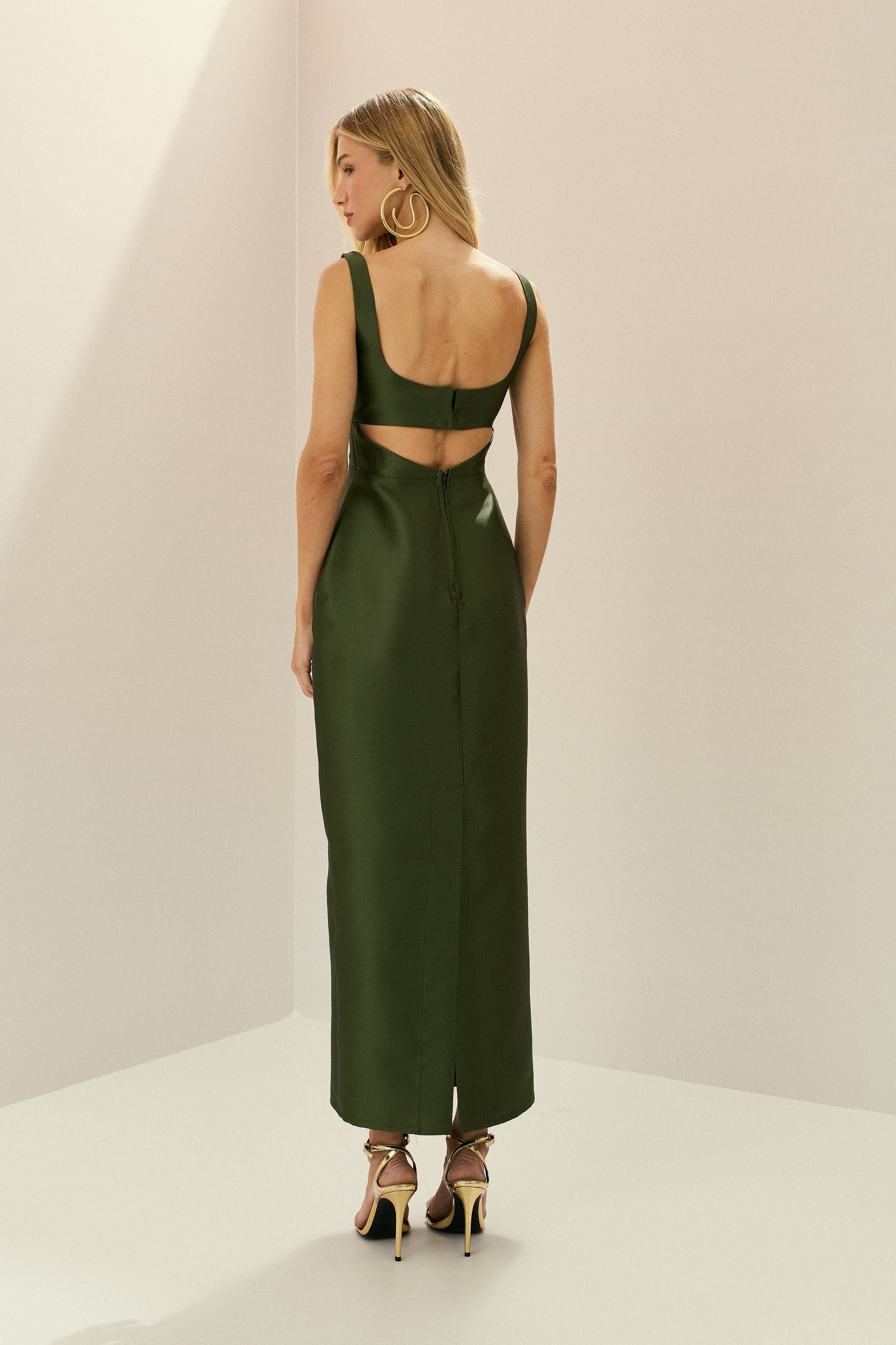 Vestido Midi em Zibeline com Decote Quadrado, Alças Largas, Saia Lápis, Recorte nas Costas e Fenda Traseira - Lira Verde Oliva