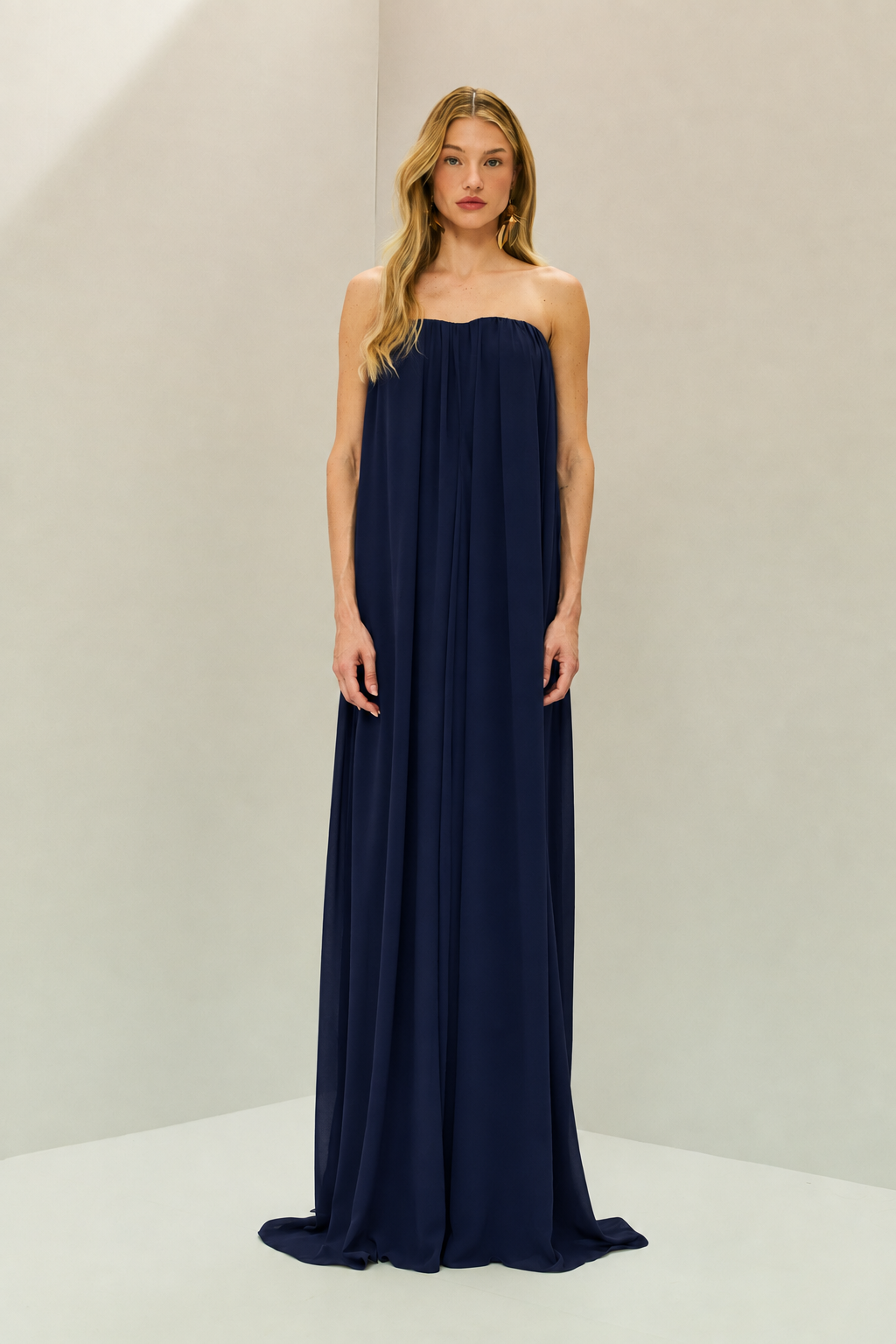 Vestido Longo em Chiffon com Decote Reto Franzido Sem Alças e Saia Fluida - Líbia Azul Marinho
