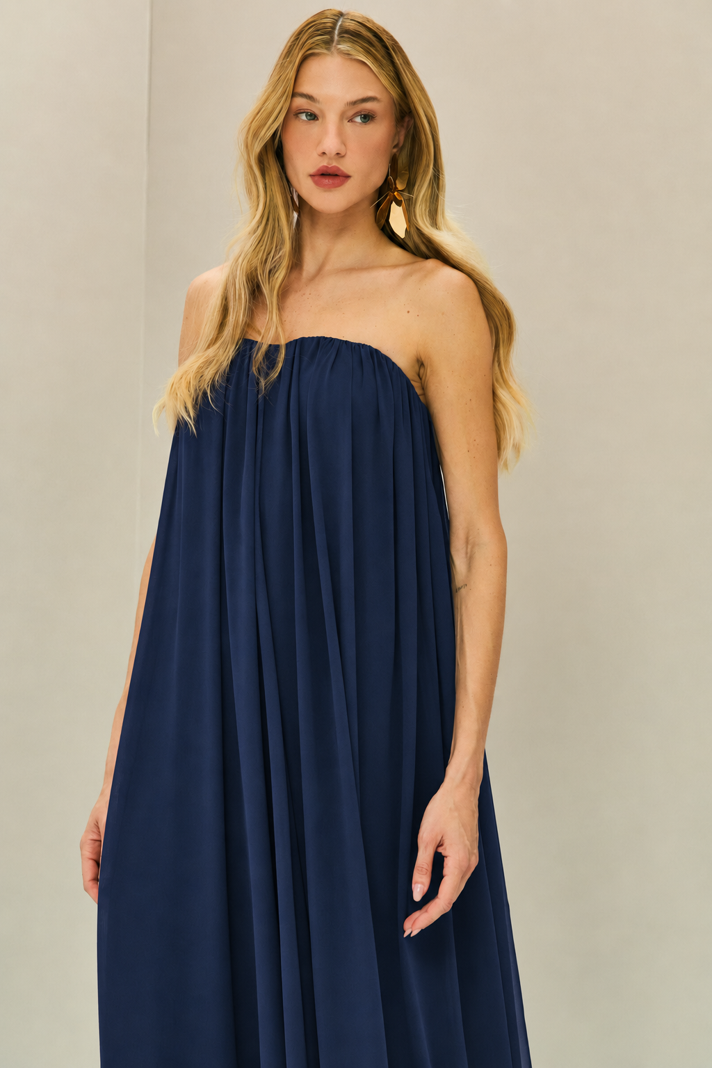 Vestido Longo em Chiffon com Decote Reto Franzido Sem Alças e Saia Fluida - Líbia Azul Marinho