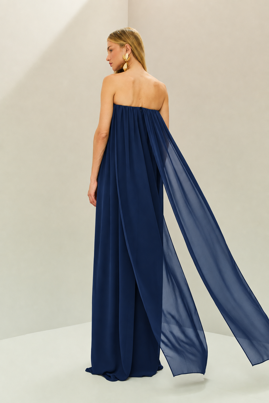 Vestido Longo em Chiffon com Decote Reto Franzido Sem Alças e Saia Fluida - Líbia Azul Marinho