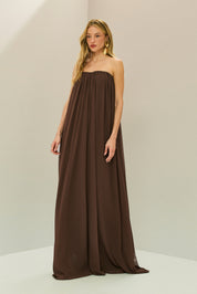 Vestido Longo em Chiffon com Decote Reto Franzido Sem Alças e Saia Fluida - Líbia Marrom