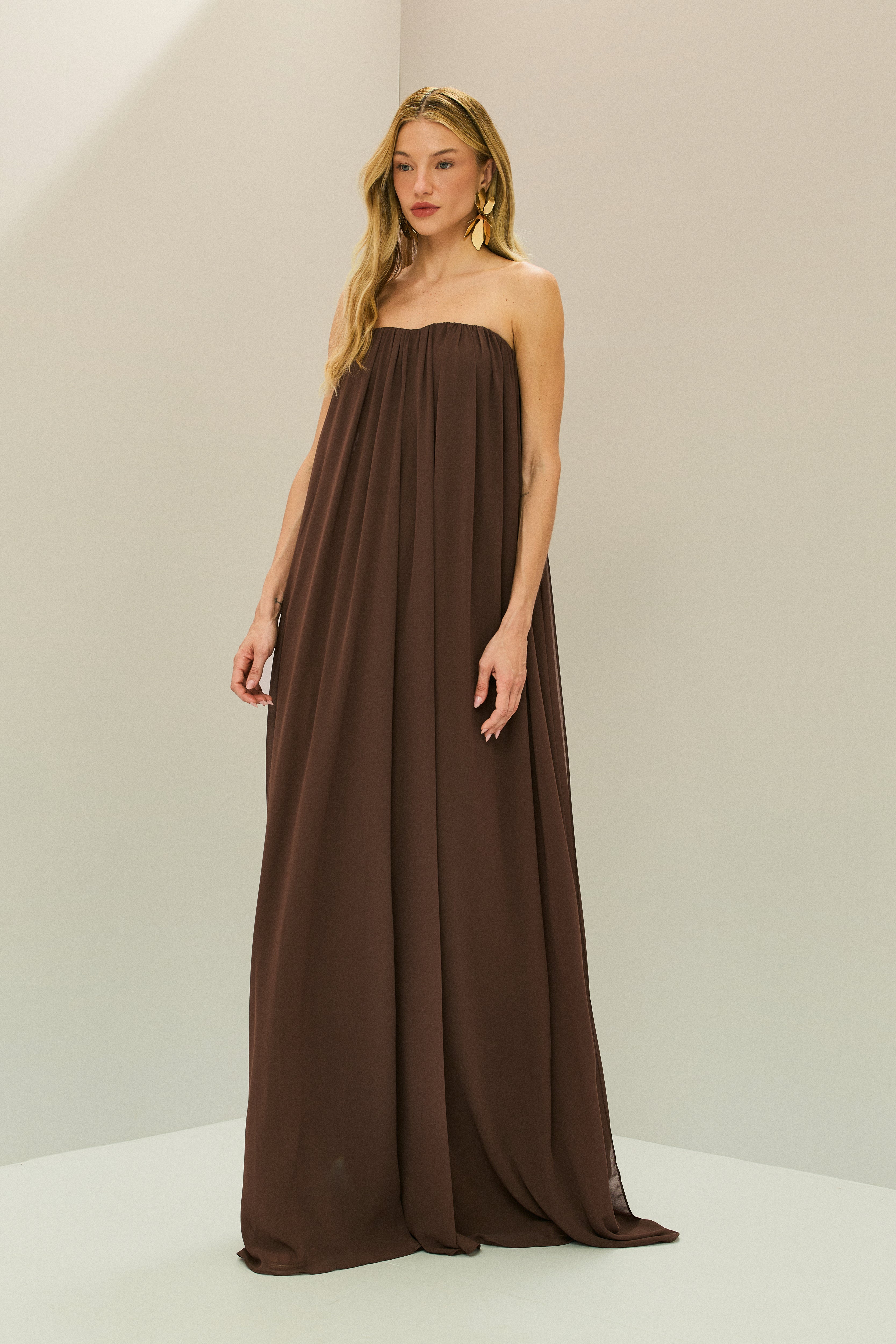 Vestido Longo em Chiffon com Decote Reto Franzido Sem Alças e Saia Fluida - Líbia Marrom