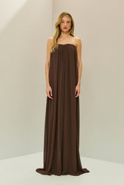 Vestido Longo em Chiffon com Decote Reto Franzido Sem Alças e Saia Fluida - Líbia Marrom