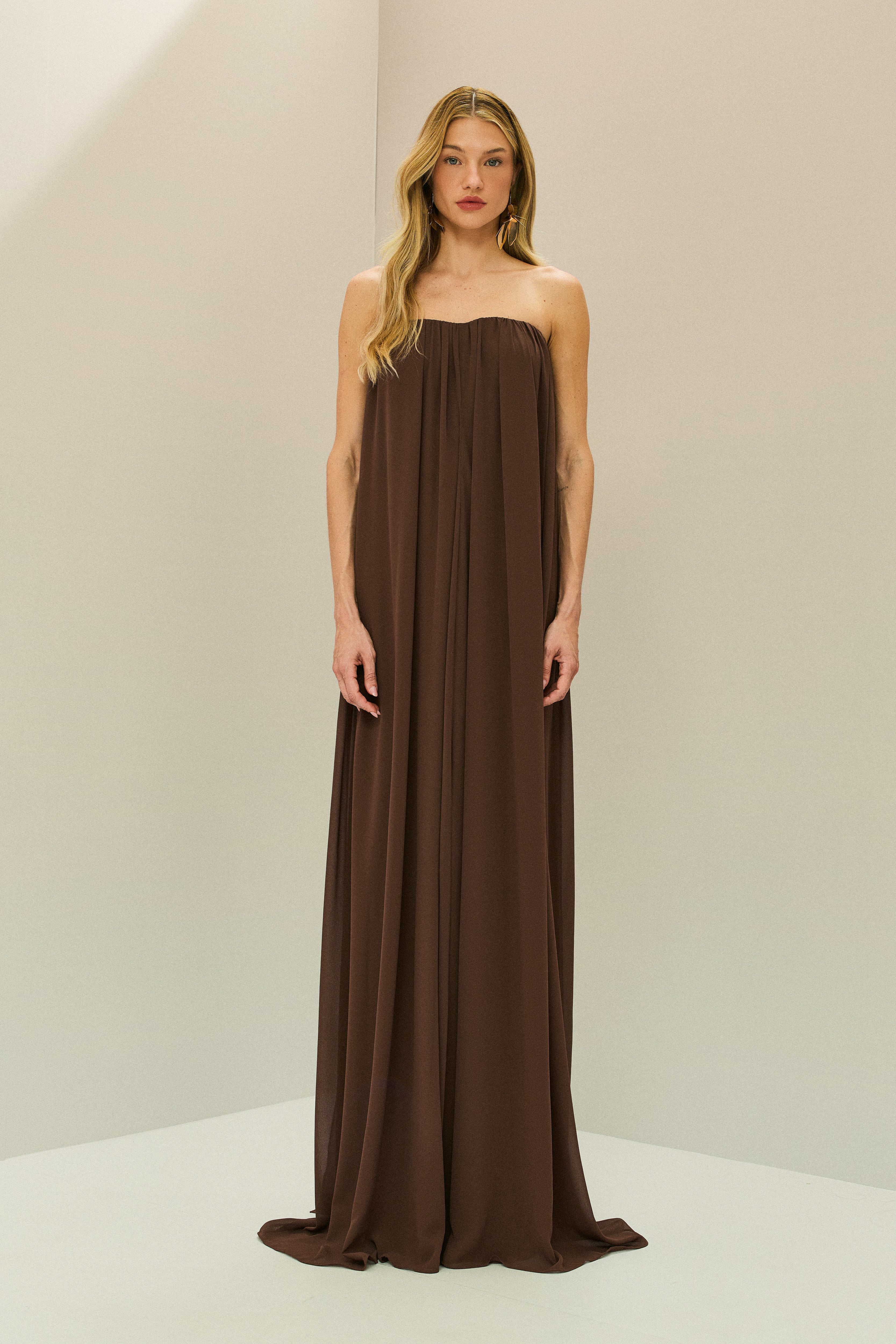 Vestido Longo em Chiffon com Decote Reto Franzido Sem Alças e Saia Fluida - Líbia Marrom