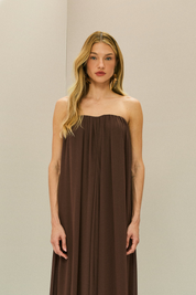 Vestido Longo em Chiffon com Decote Reto Franzido Sem Alças e Saia Fluida - Líbia Marrom