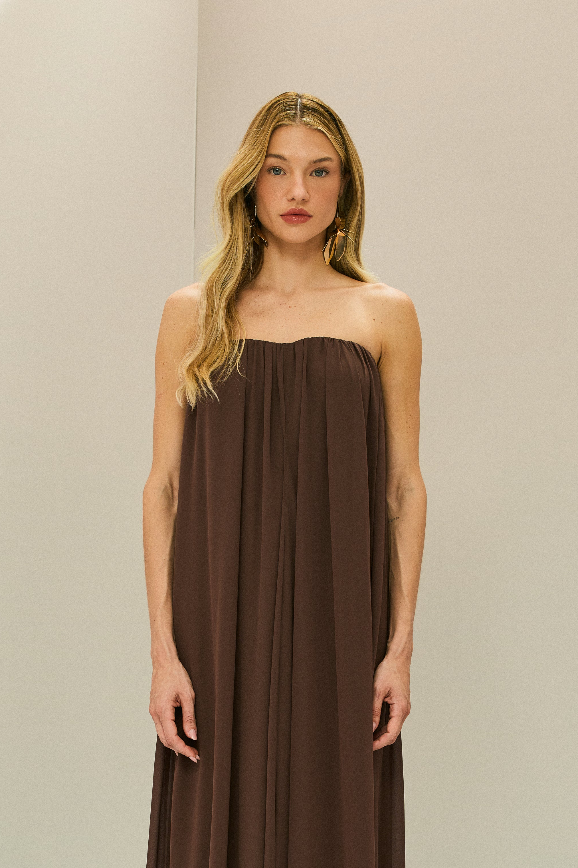 Vestido Longo em Chiffon com Decote Reto Franzido Sem Alças e Saia Fluida - Líbia Marrom