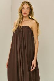 Vestido Longo em Chiffon com Decote Reto Franzido Sem Alças e Saia Fluida - Líbia Marrom