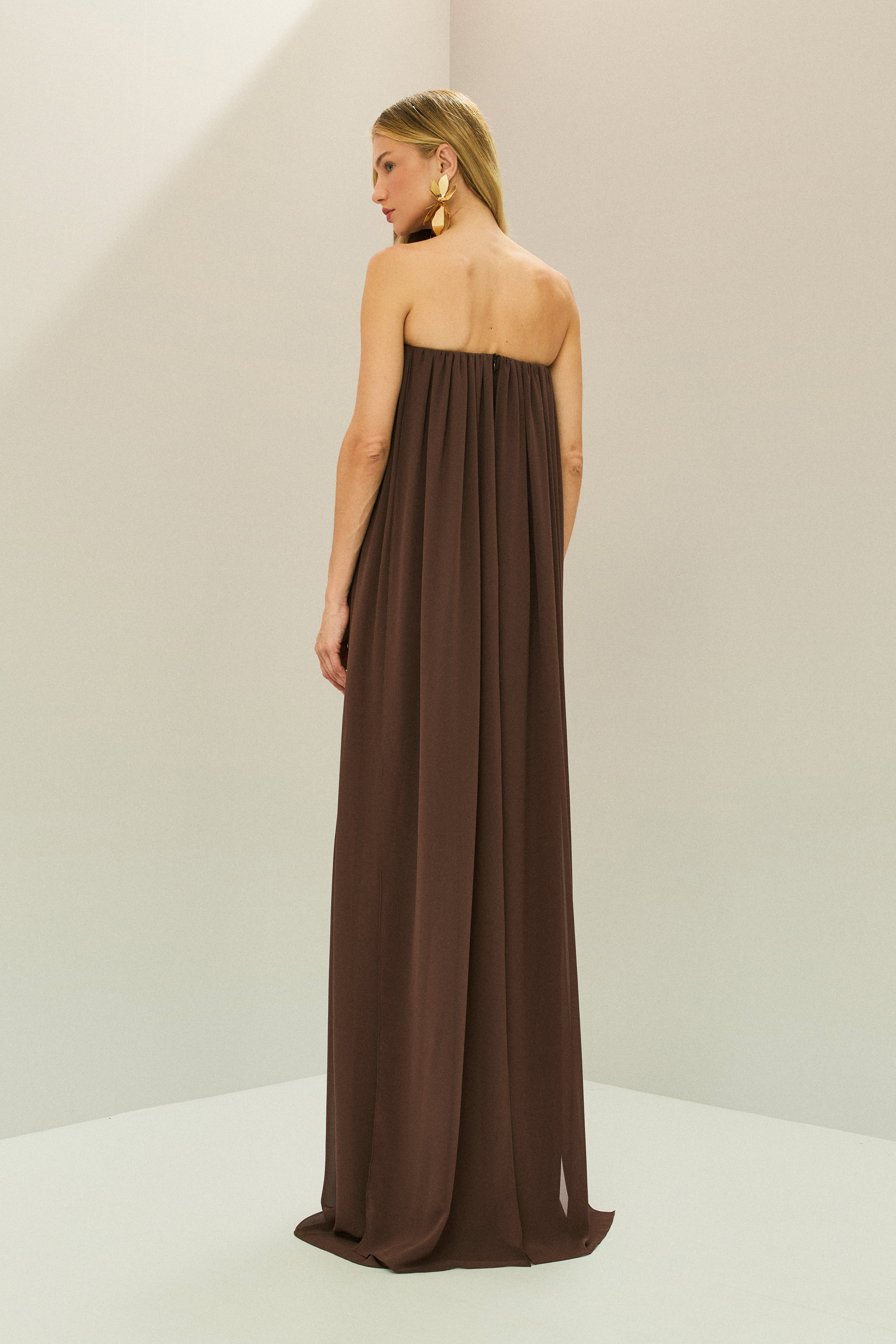 Vestido Longo em Chiffon com Decote Reto Franzido Sem Alças e Saia Fluida - Líbia Marrom