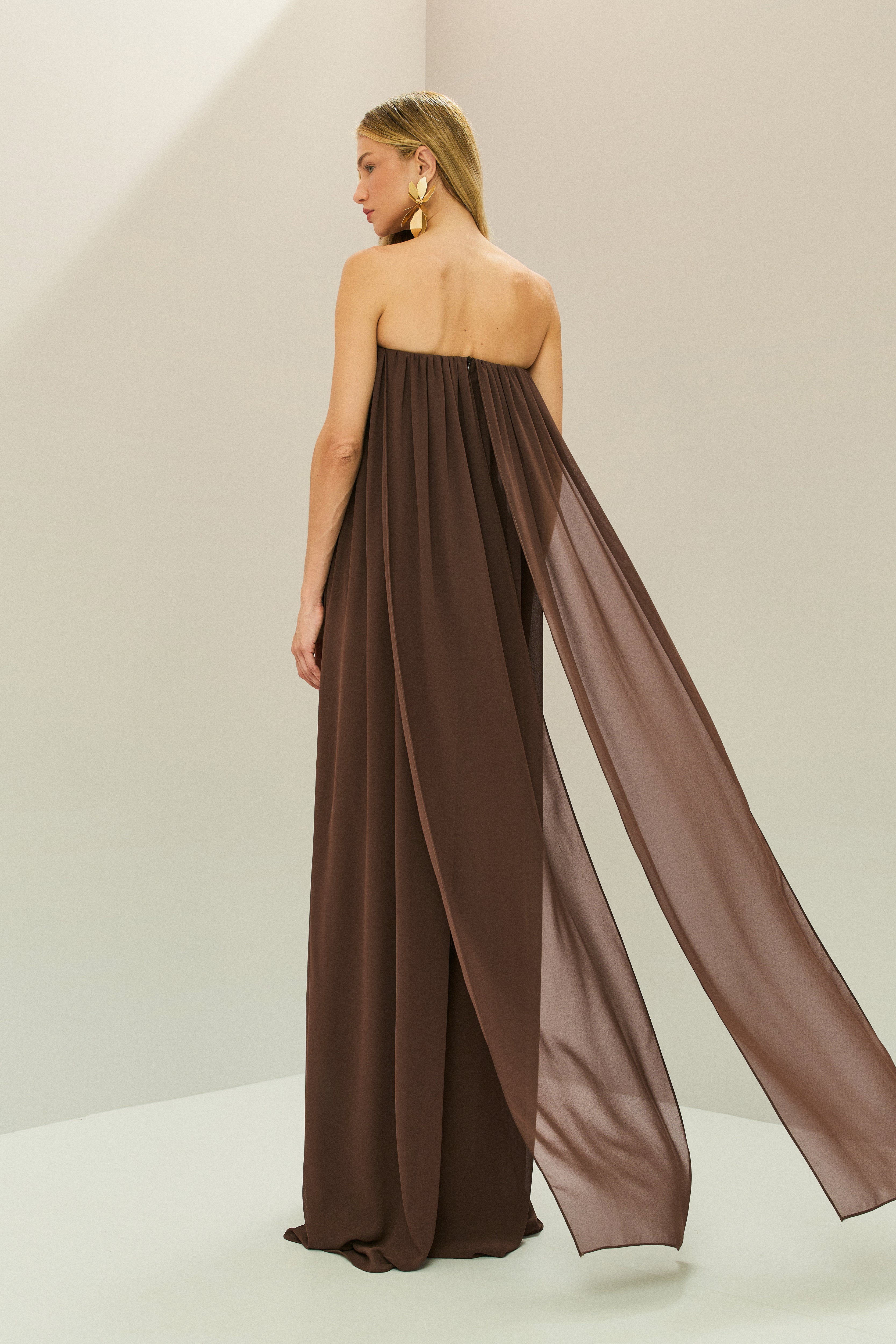 Vestido Longo em Chiffon com Decote Reto Franzido Sem Alças e Saia Fluida - Líbia Marrom