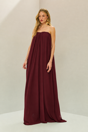 Vestido Longo em Chiffon com Decote Reto Franzido Sem Alças e Saia Fluida - Líbia Marsala