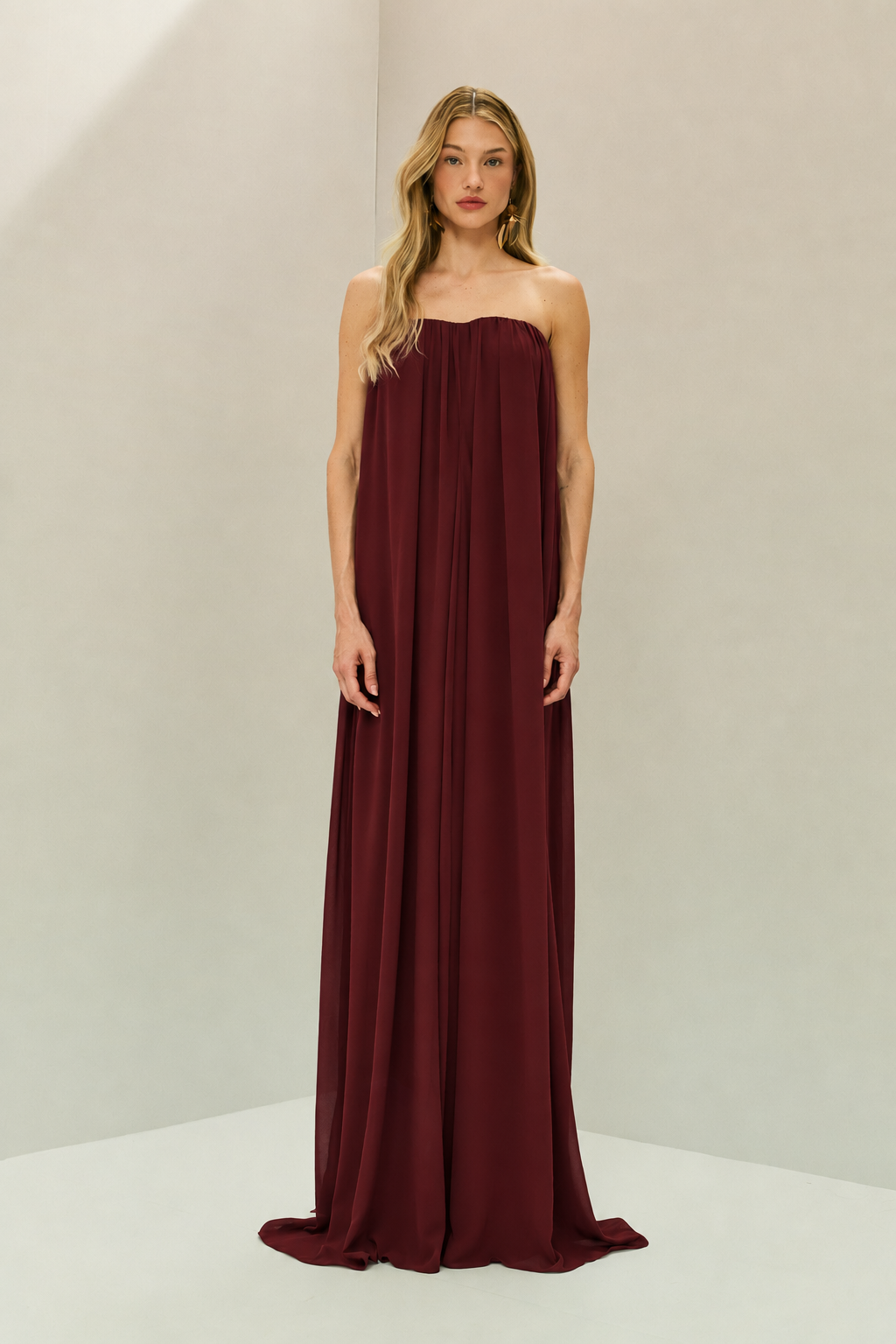 Vestido Longo em Chiffon com Decote Reto Franzido Sem Alças e Saia Fluida - Líbia Marsala