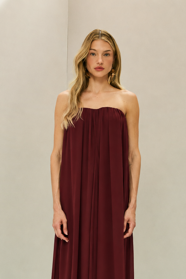 Vestido Longo em Chiffon com Decote Reto Franzido Sem Alças e Saia Fluida - Líbia Marsala