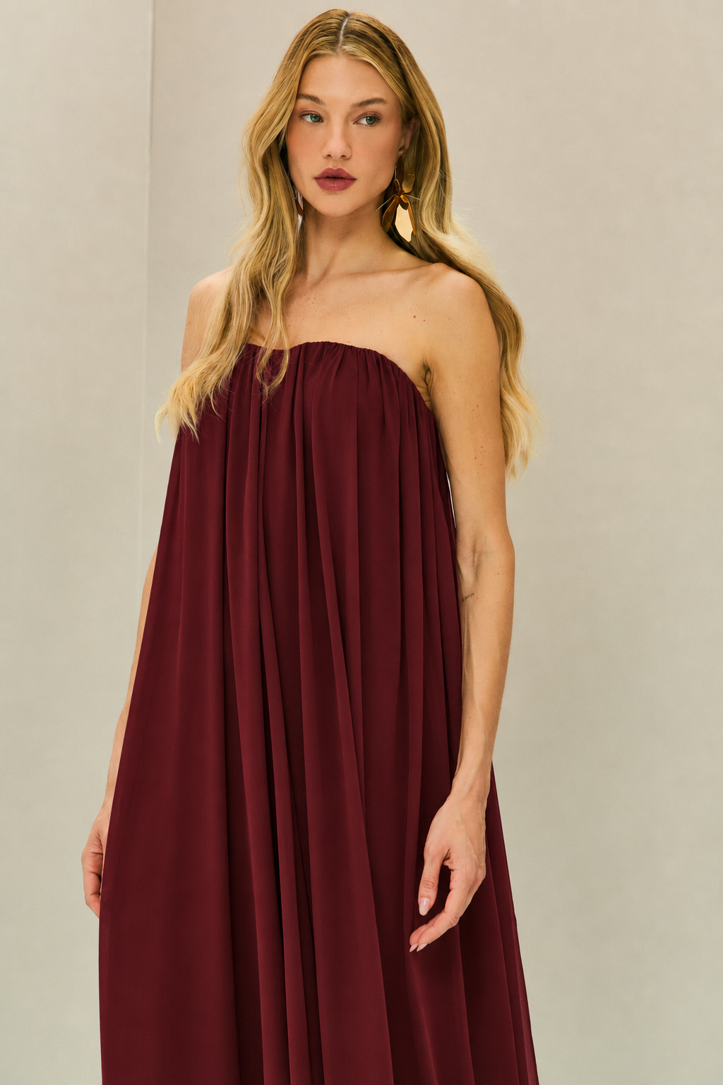 Vestido Longo em Chiffon com Decote Reto Franzido Sem Alças e Saia Fluida - Líbia Marsala