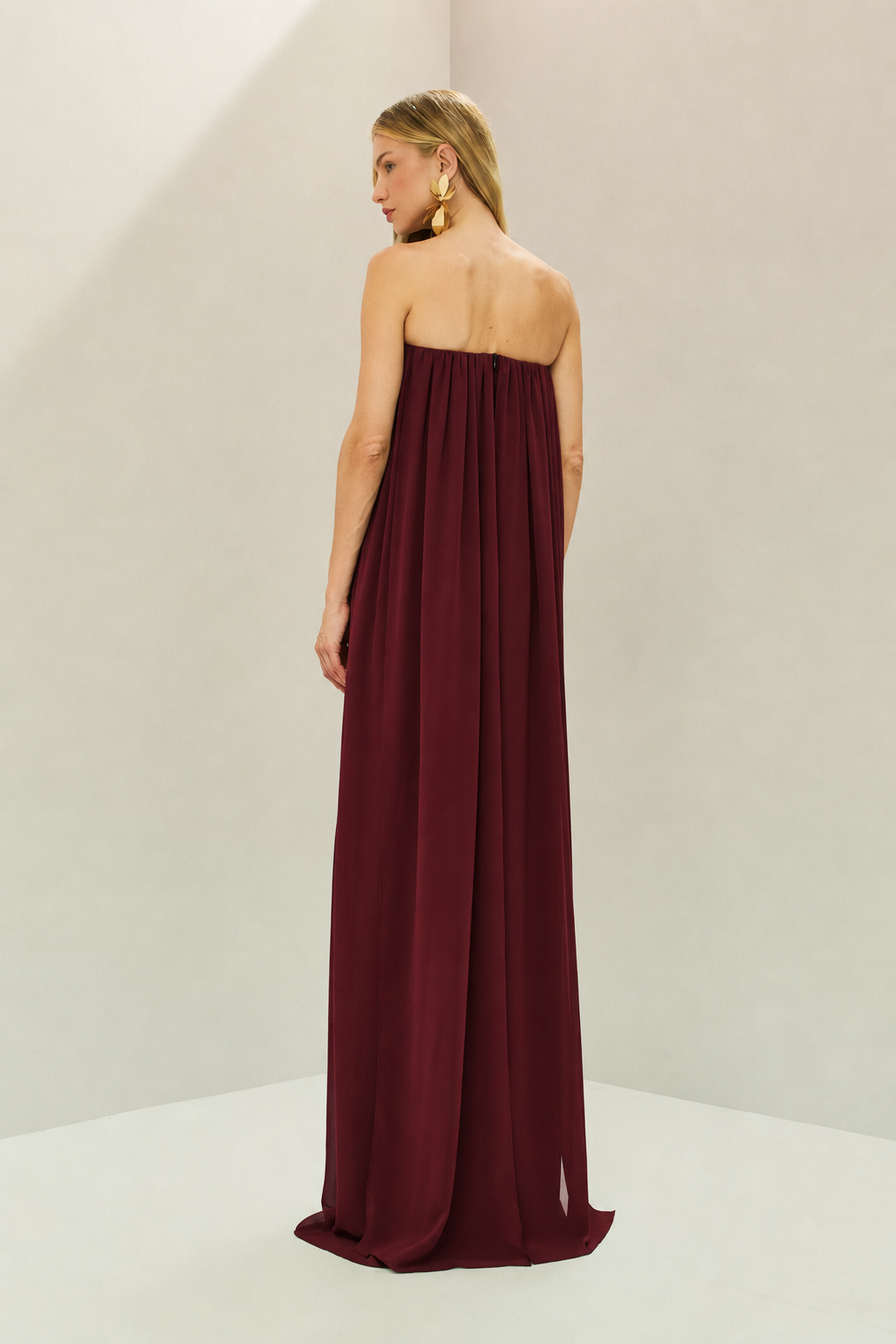 Vestido Longo em Chiffon com Decote Reto Franzido Sem Alças e Saia Fluida - Líbia Marsala