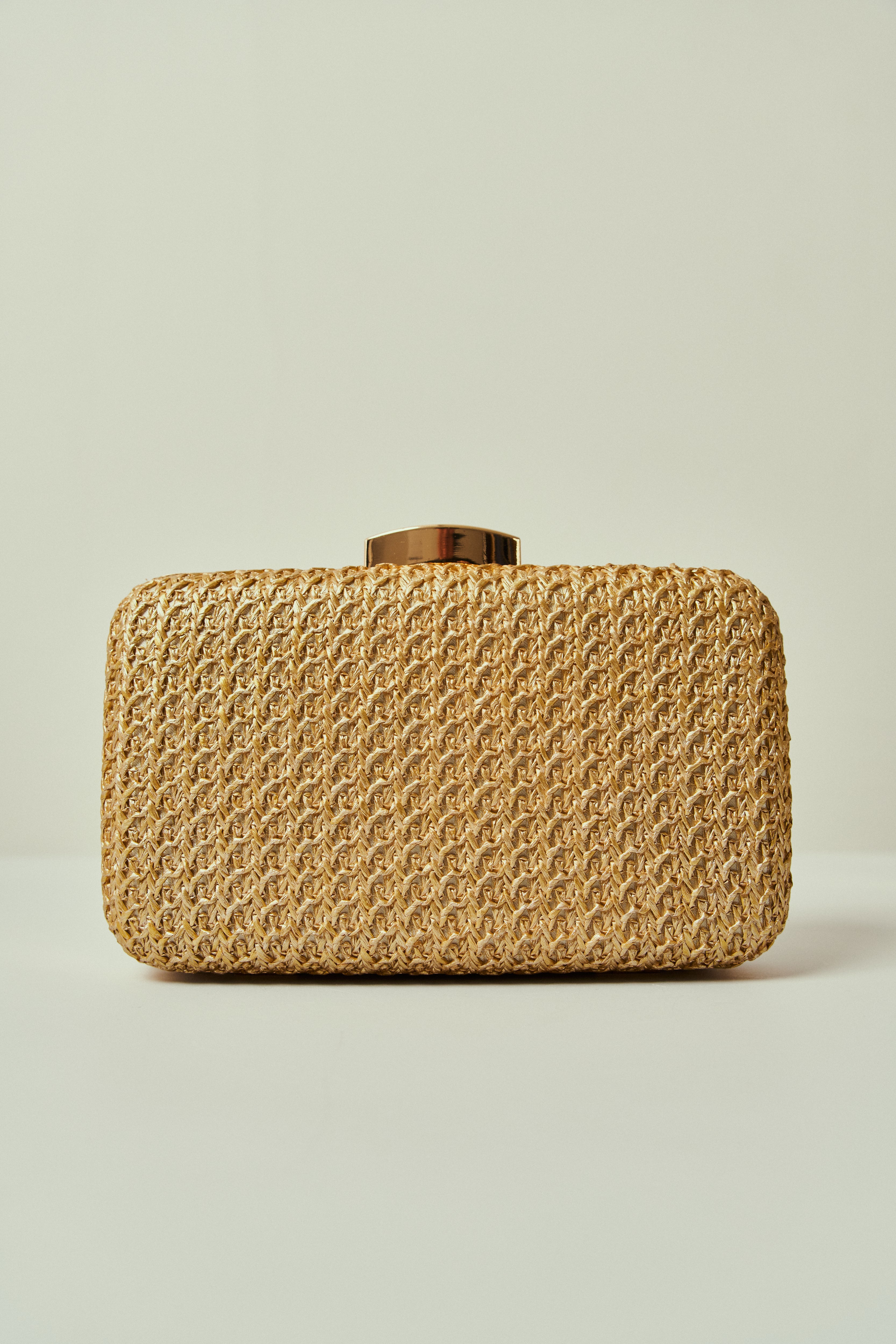 bolsa-de-festa-retangular-em-palha-tingida-e-ponto-aberto-com-fecho-em-metal-dourado.jpg