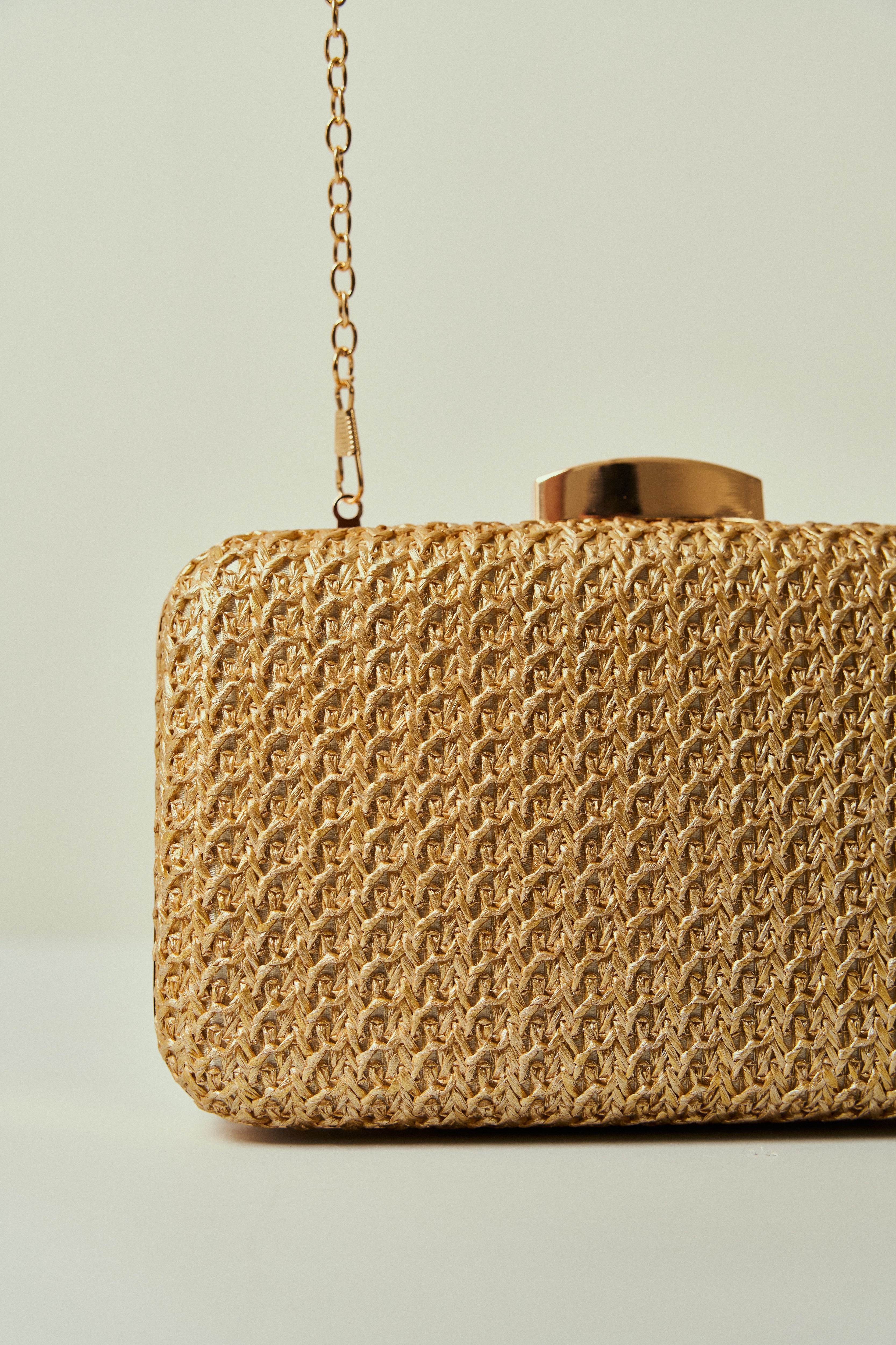 bolsa-de-festa-retangular-em-palha-tingida-e-ponto-aberto-com-fecho-em-metal-dourado1.jpg
