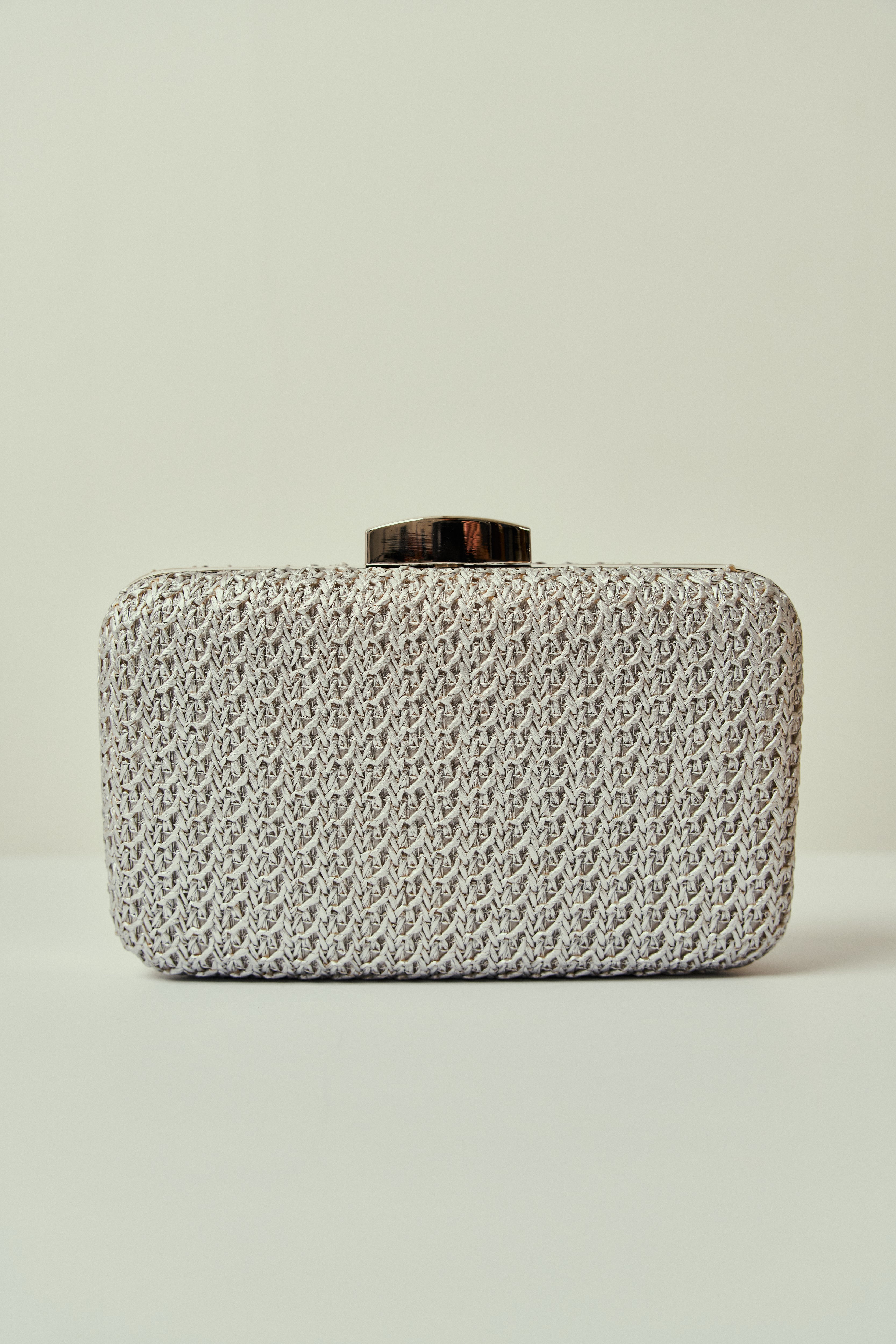 Bolsa de Festas Retangular em Palha Tingida e Ponto Aberto, com Fecho em Metal