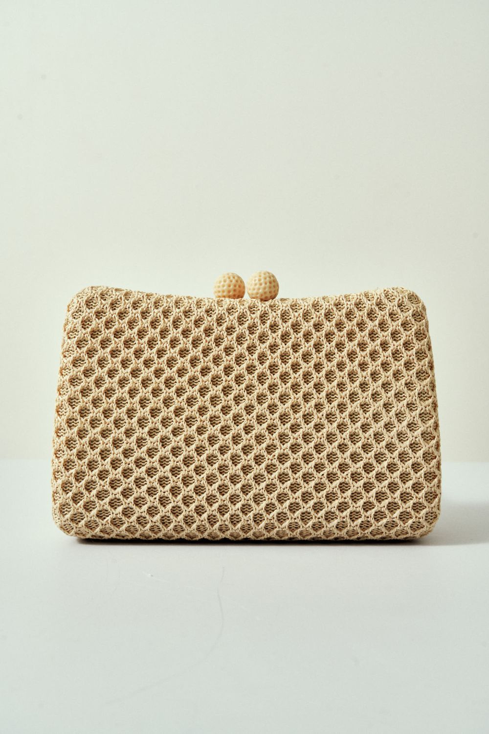 Bolsa Arredondada de Palha Bege Fecho Esferas