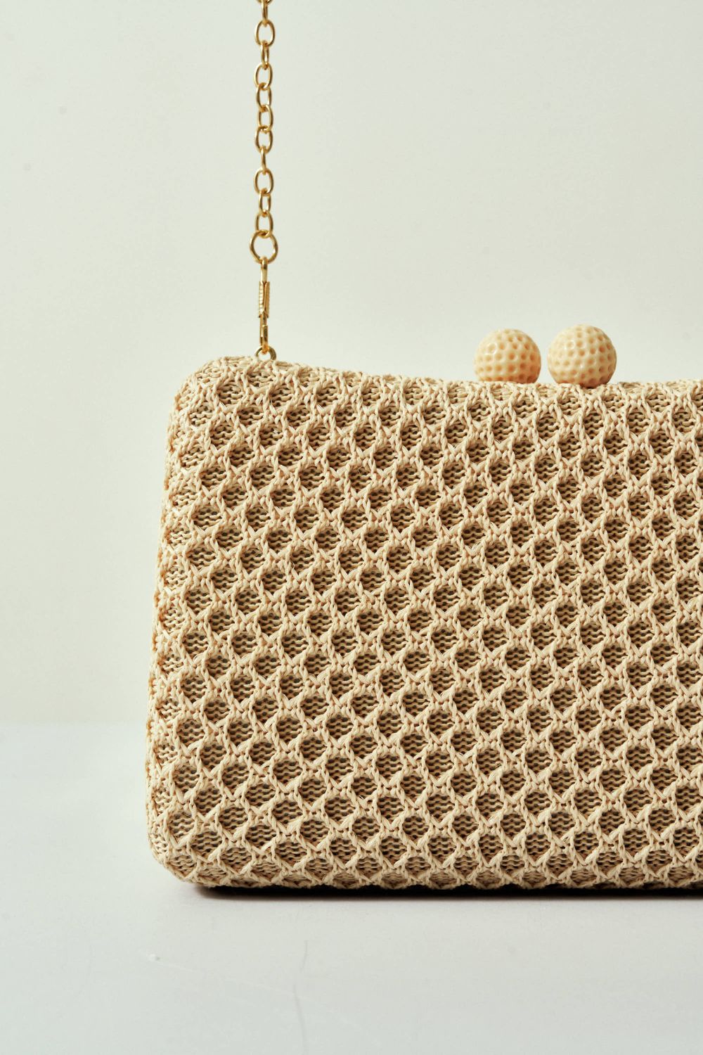 Bolsa Arredondada de Palha Bege Fecho Esferas