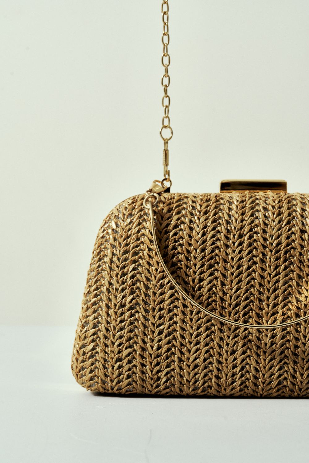 Bolsa Arredondada de Palha Escura