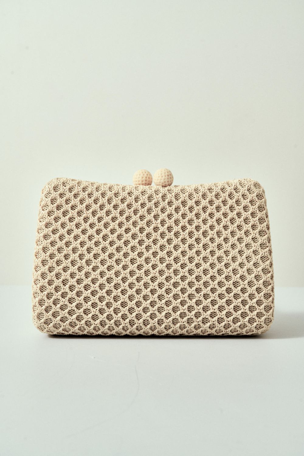 Bolsa Arredondada de Palha Off White Fecho Esferas