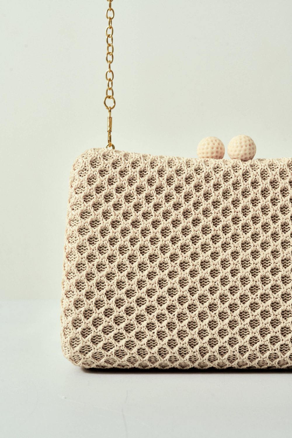 Bolsa Arredondada de Palha Off White Fecho Esferas