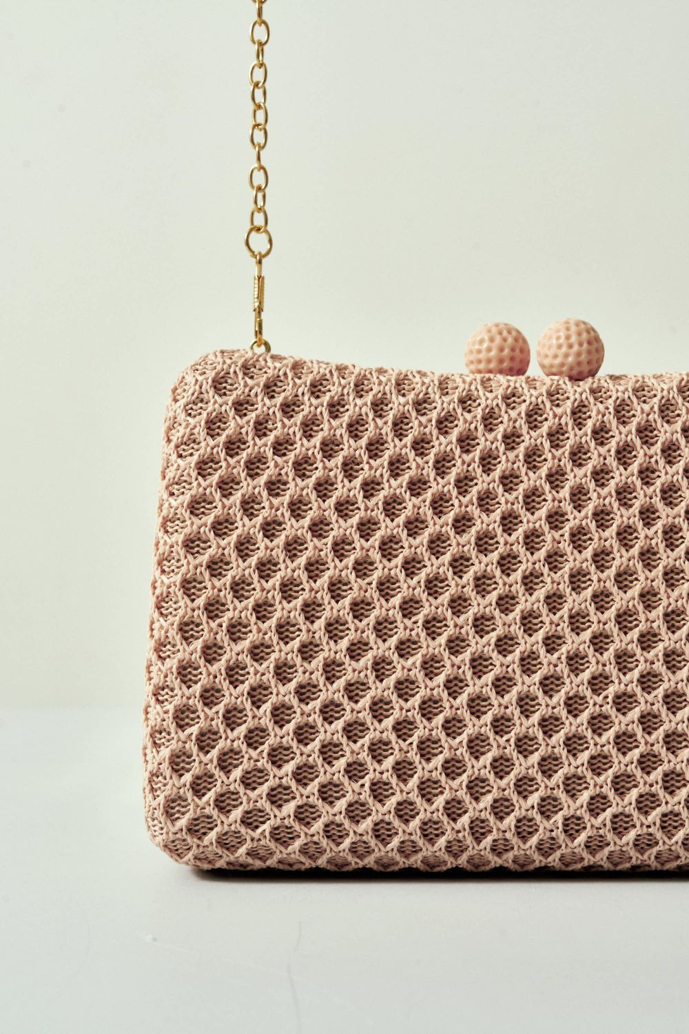 Bolsa Arredondada de Palha Rose Fecho Esferas