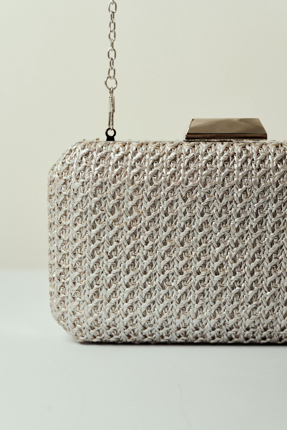 Bolsa de Palha Prata Retangular com Fecho Quadrado