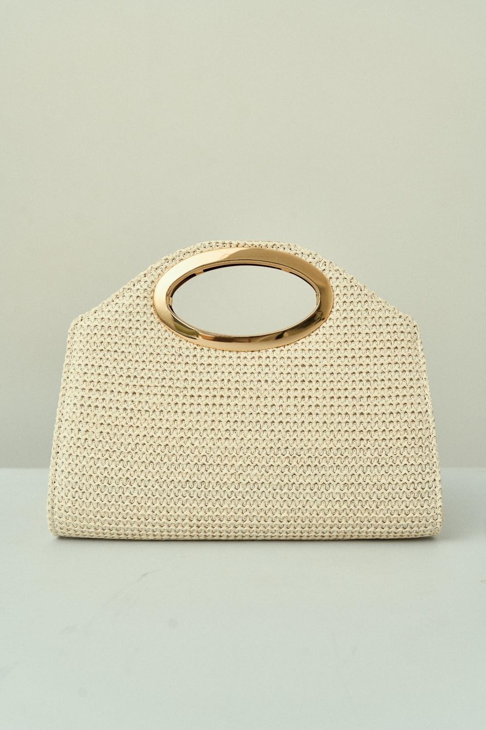 Bolsa de Palha Trapézio com Topo Arredondado e Alça Vazada Off White