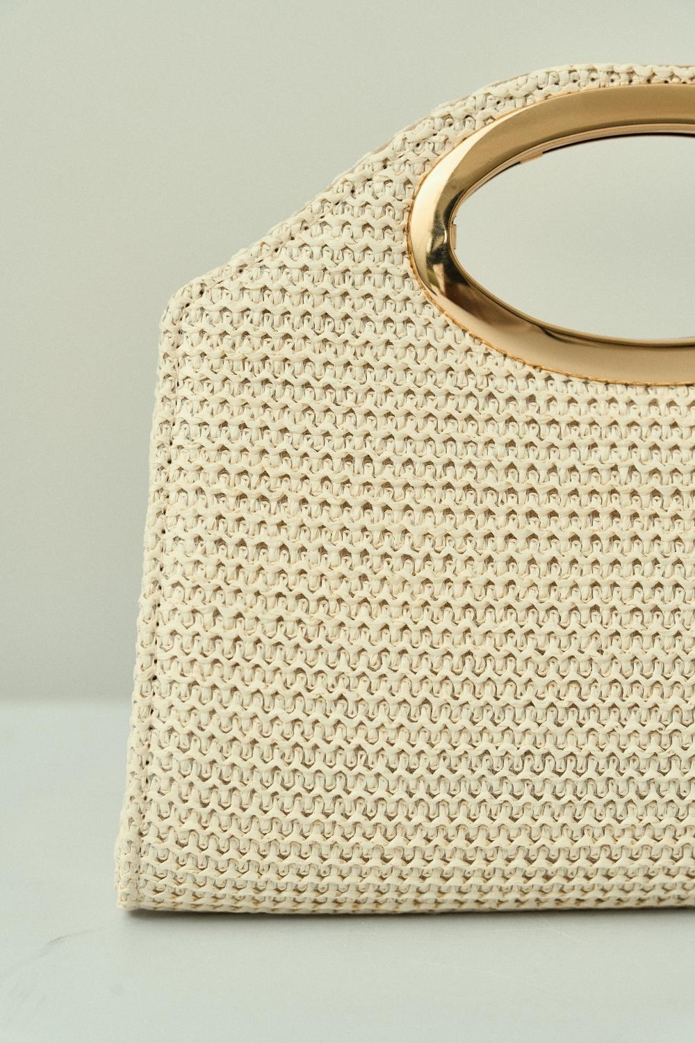 Bolsa de Palha Trapézio com Topo Arredondado e Alça Vazada Off White