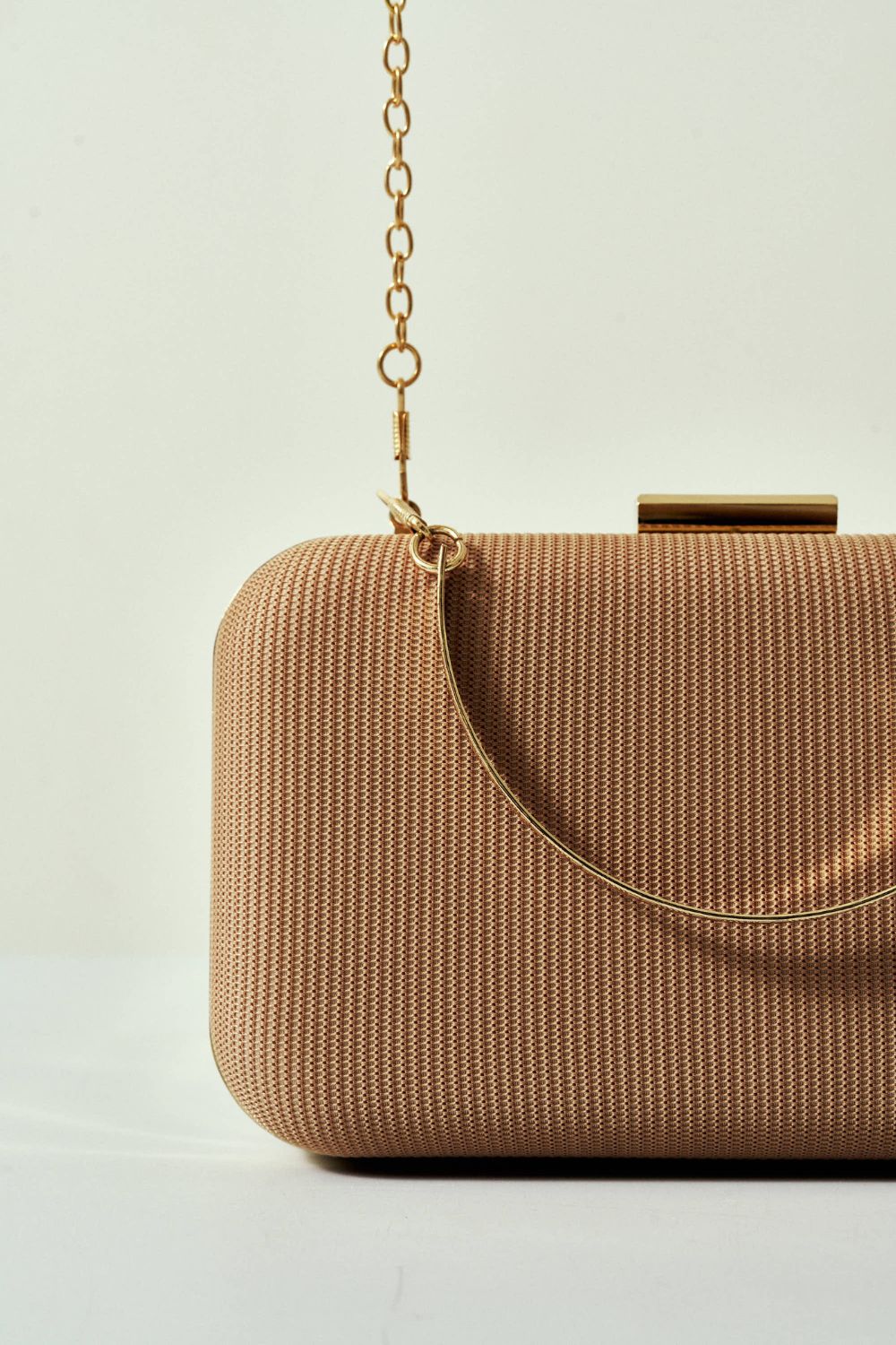 Bolsa de Tecido Estilo Tela Bege Escuro com Fecho Dourado