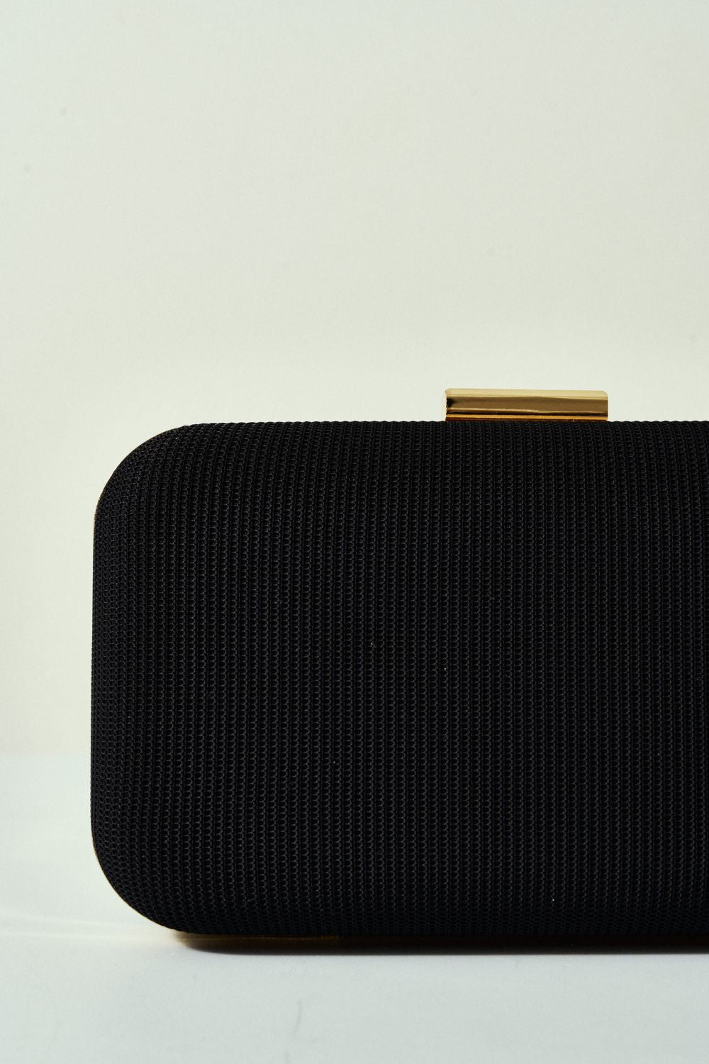 Bolsa de Tecido Estilo Tela Preta com Fecho Dourado