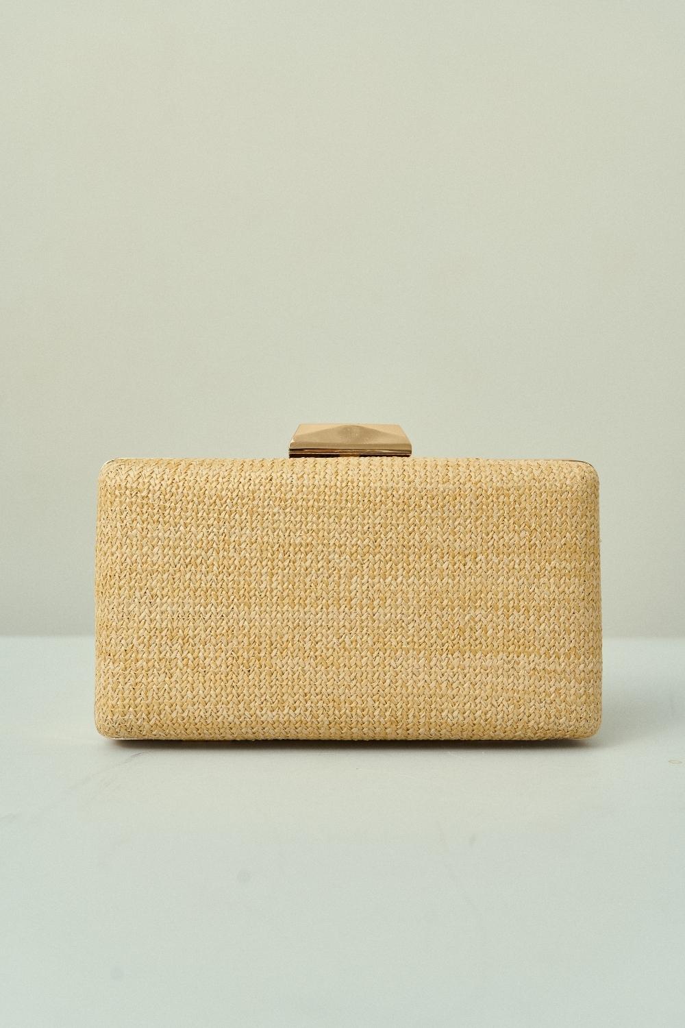 Bolsa Trama Natural Retangular com Fecho Geométrico Dourado e Alça Dupla Bege