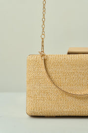 Bolsa Trama Natural Retangular com Fecho Geométrico Dourado e Alça Dupla Bege