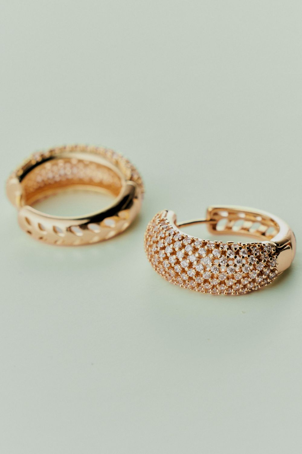 Brinco Argolinha Inteira com Strass Dourado