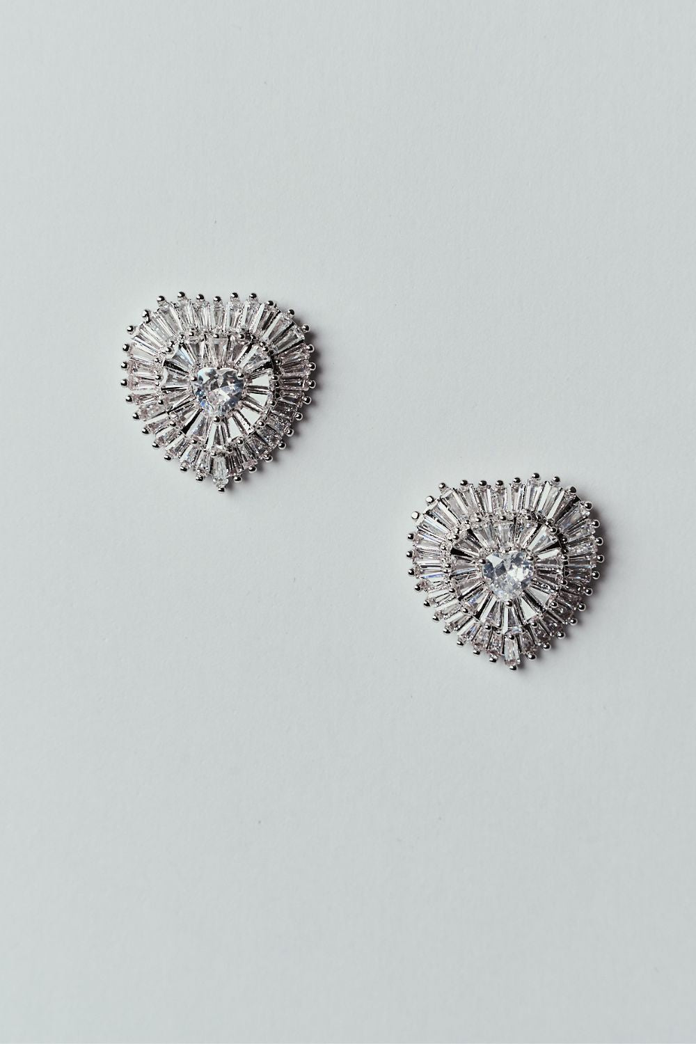 Brinco Coração de Strass Prateado