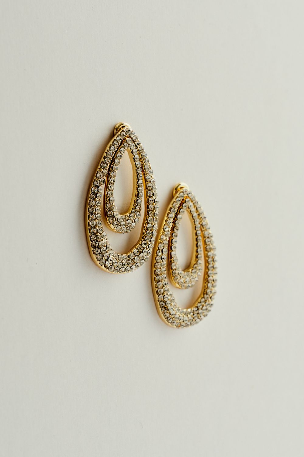 Brinco Orgânico Duplo de Strass Dourado