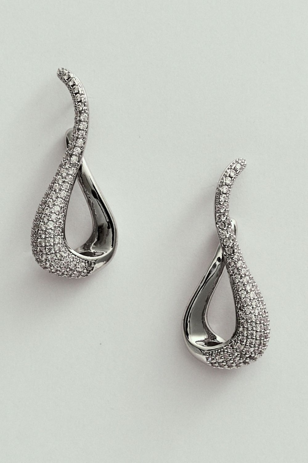 Brinco Orgânico Gota com Strass Prateado