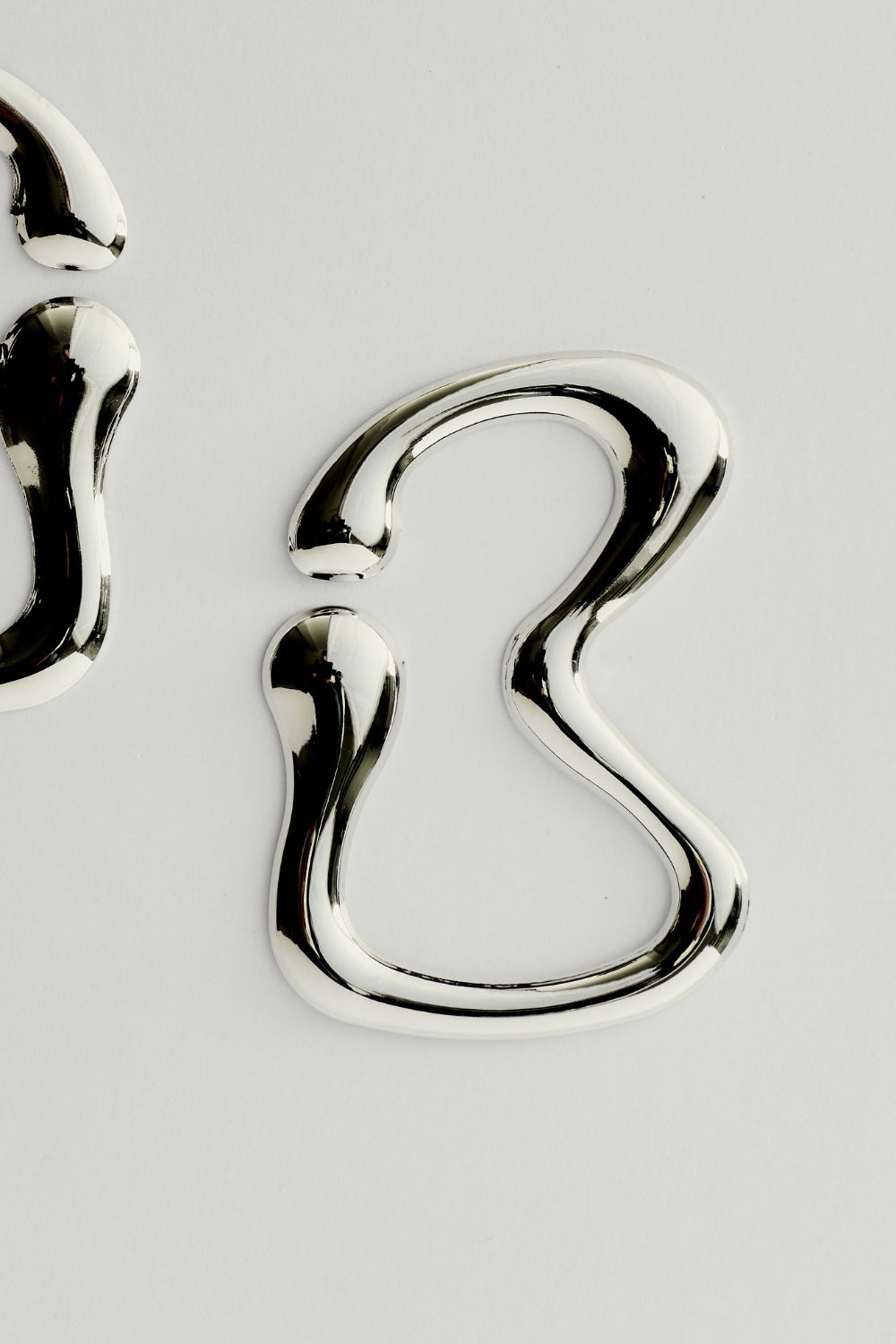 Brinco Orgãnico Grande Semiaberto Prateado