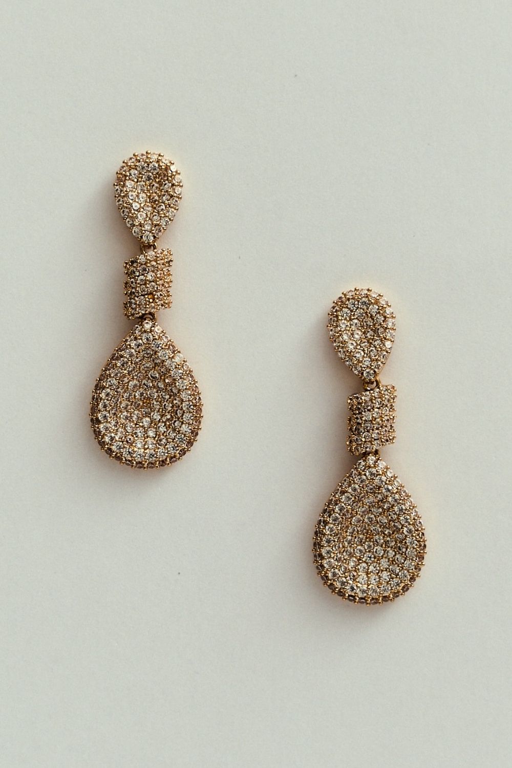 Brinco Pingente Duplo Cravejado de Strass Dourado