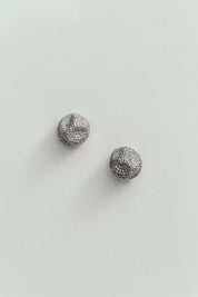 Brinco Redondo Orgânico com Strass Prateado