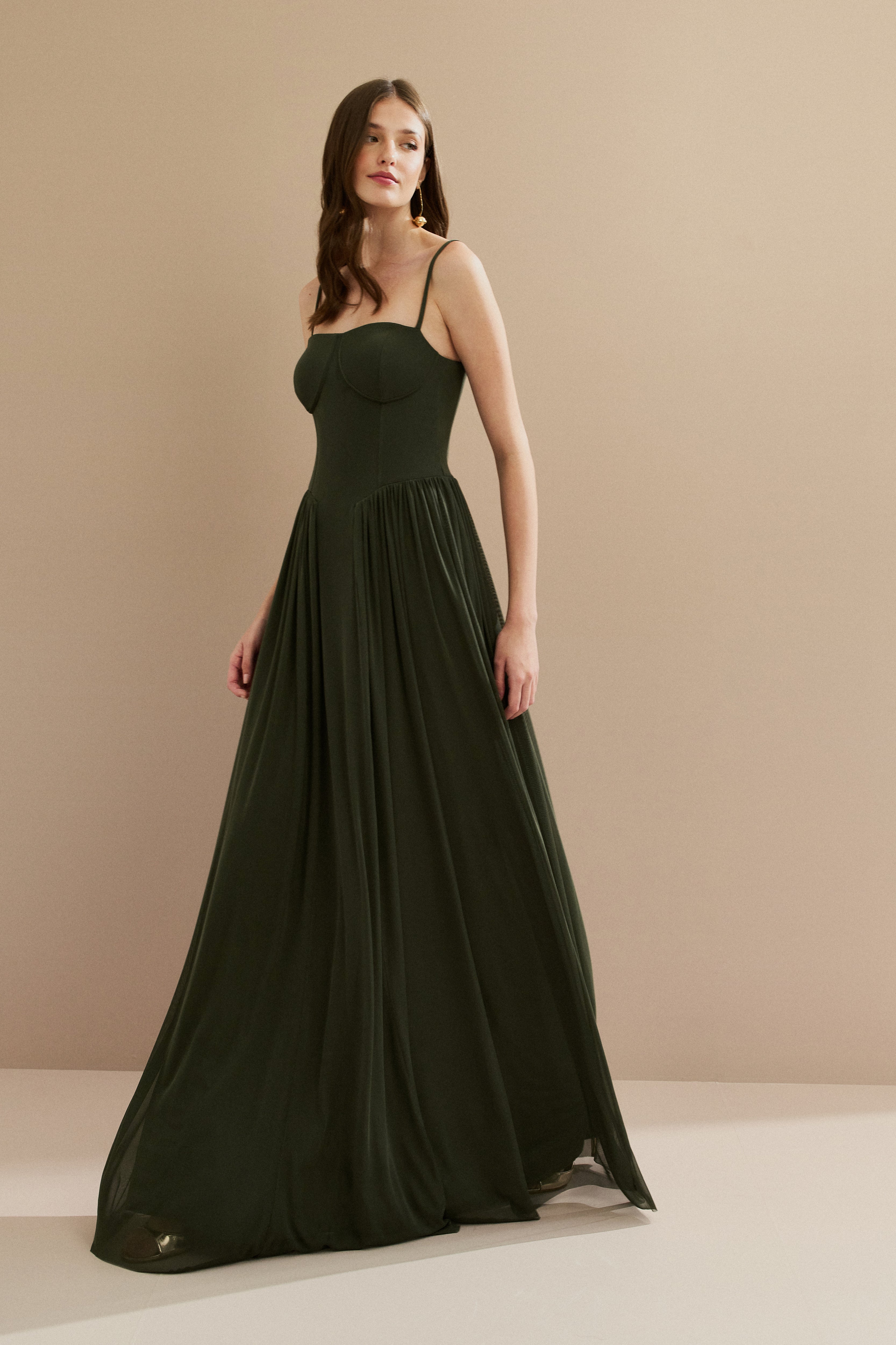 Vestido Longo em Tule com Busto Estruturado e Saia Drapeada - Calgari Verde Oliva Escuro