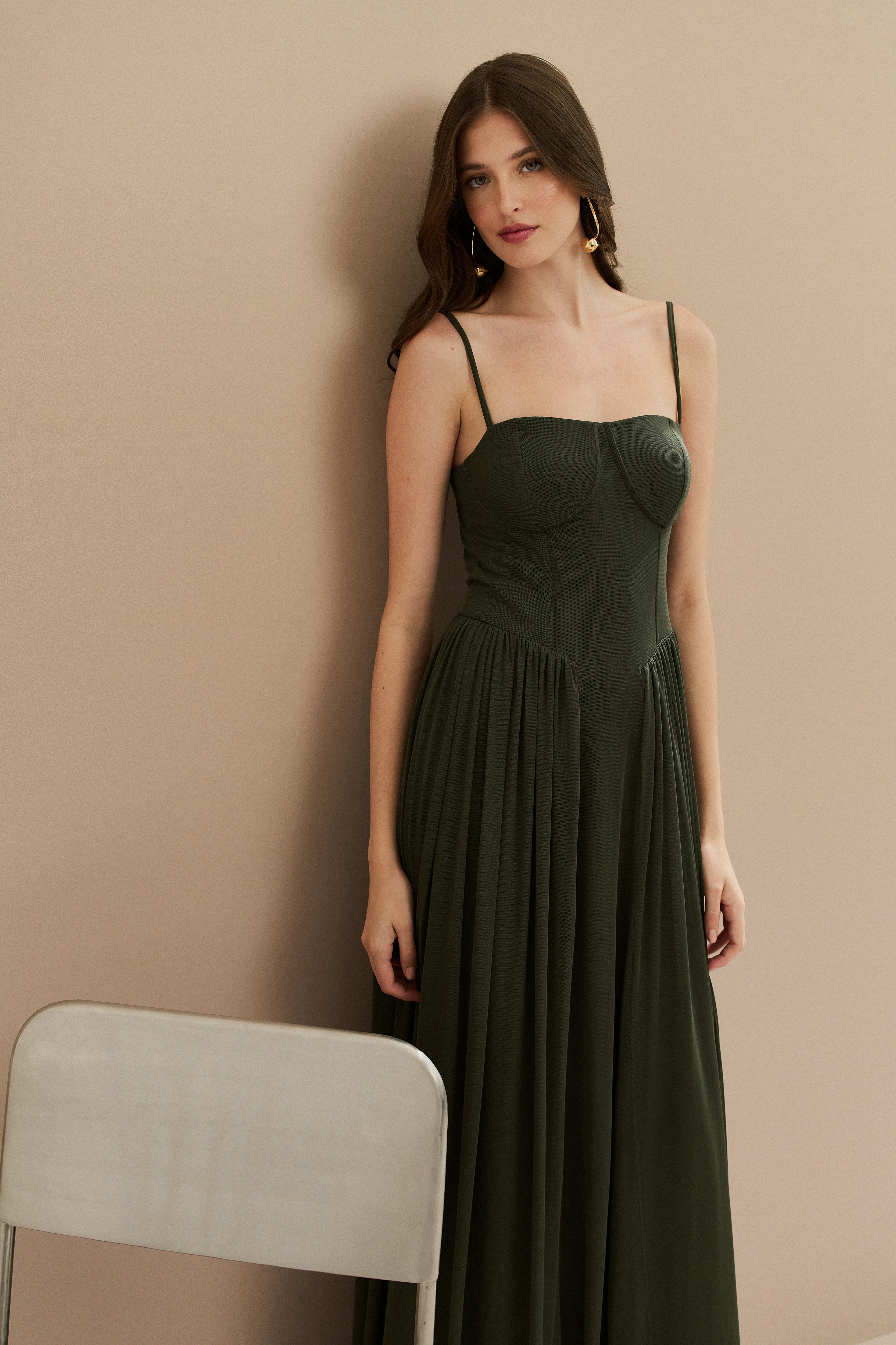 Vestido Longo em Tule com Busto Estruturado e Saia Drapeada - Calgari Verde Oliva Escuro