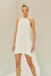 Vestido Curto em Chiffon com Decote Alto, Cauda e Alças com Detalhe em Pérolas nas Costas - Ágata Off White